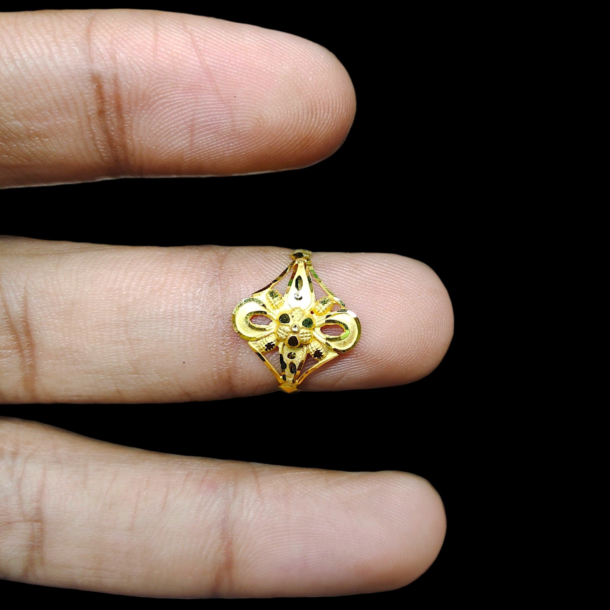 LADIES RING- (SIZE: 9) WGT: 0.670 GM APPROX BIS CERTIFIED HUID HALLMARK 9KT GOLD FINGER RING FOR WOMEN 1 PIECE. (XSAVJJ)