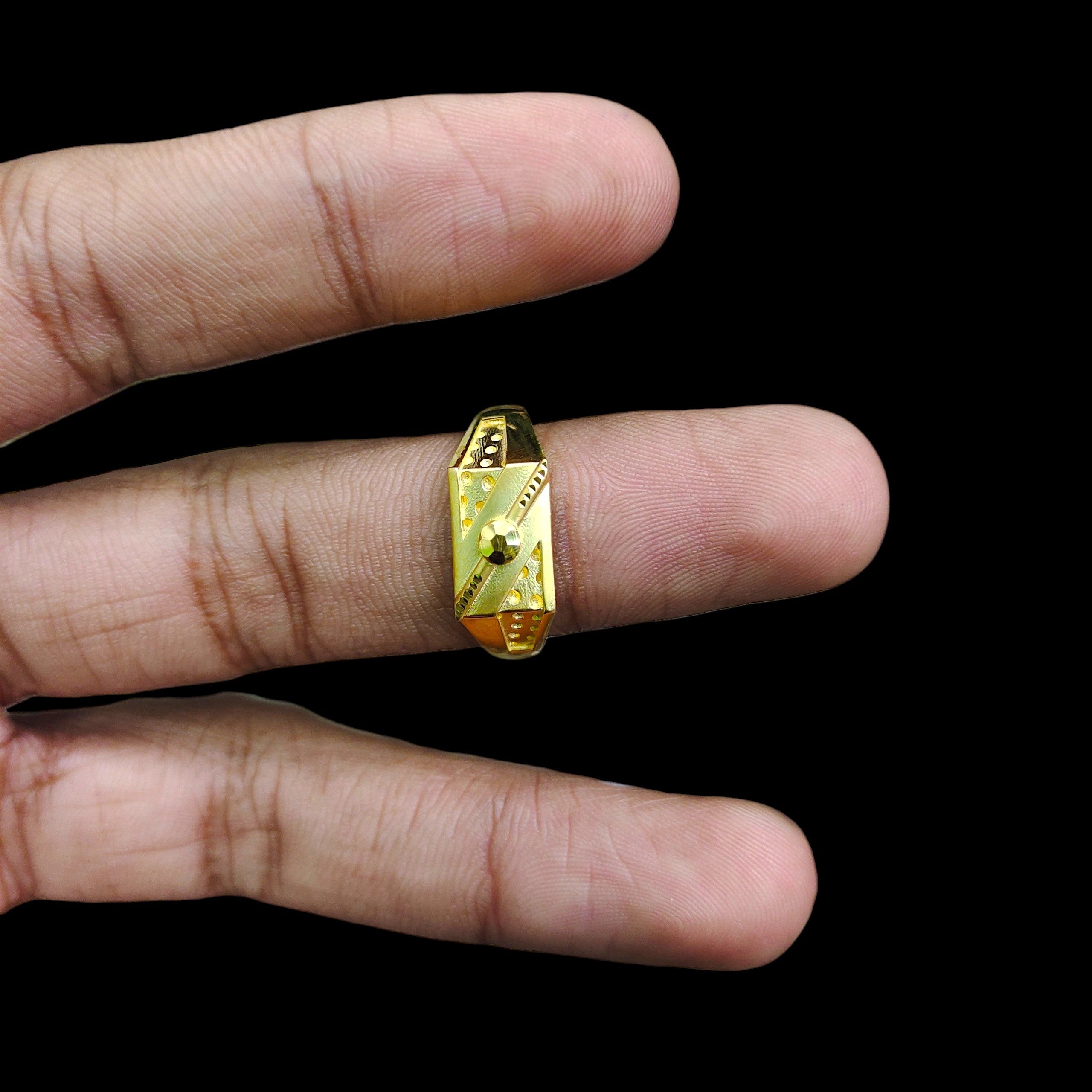 GENTS RING- TRJ (SIZE:21) WGT: 1.520 GM APPROX BIS CERTIFIED HUID HALLMARK 375 9KT GOLD FINGER RING FOR MEN 1 PIECE.