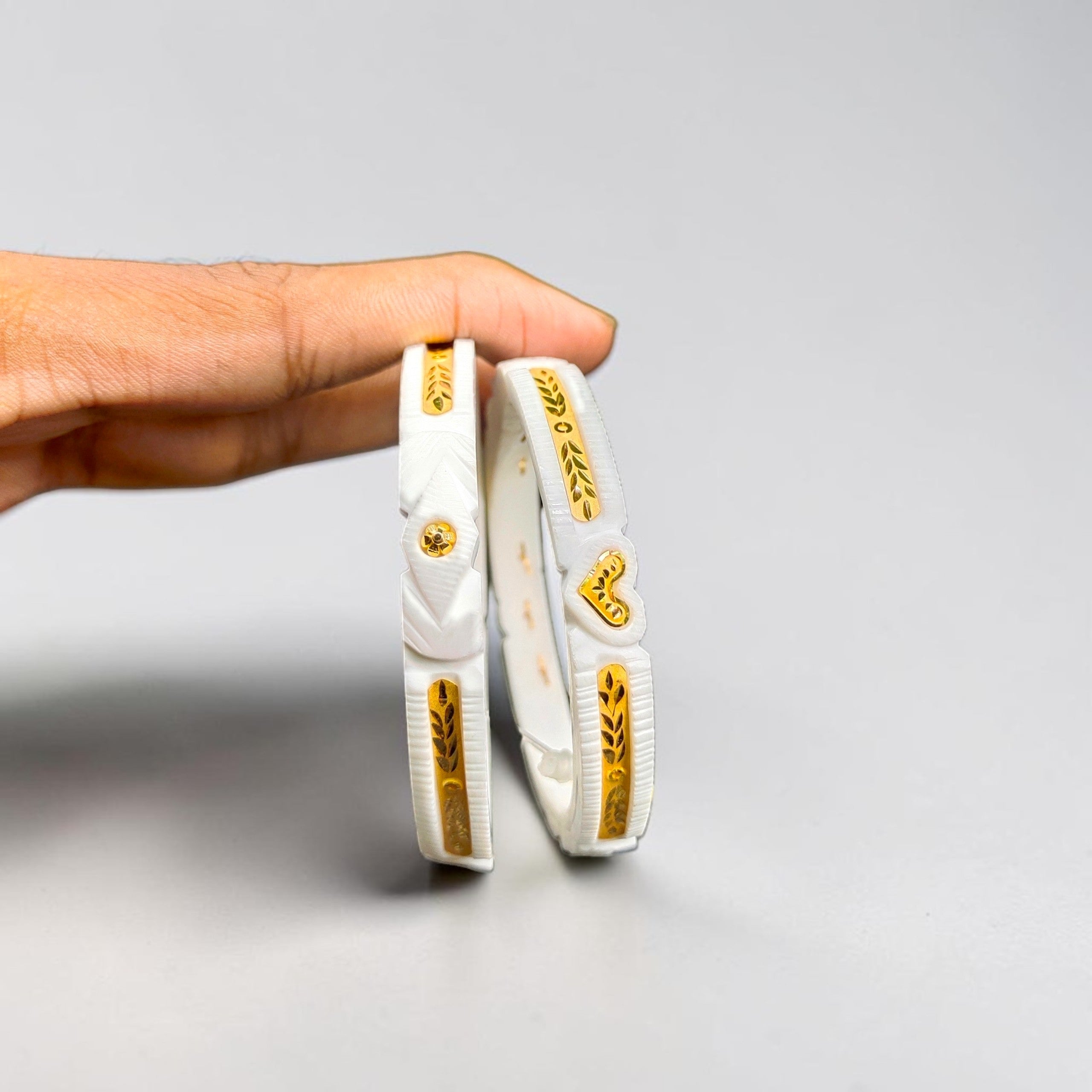 SAKHA BADHANO- (SIZE:25) WGT: 3.420 GM APPROX HUID HALLMARK 22KT GOLD SAKHA BADHANO BANGLES 1 PAIR DESIGN FOR REGULAR USE.