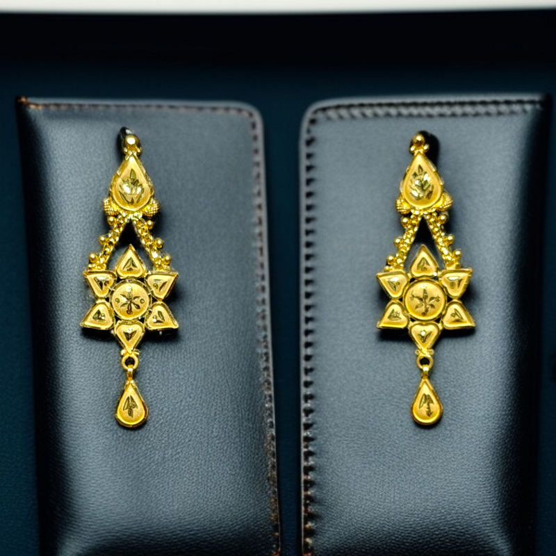 (GEK) TRJ WGT: 2.330 GM APPROX HUID HALLMARK 22KT GOLD EARRINGS KANBALA 1 PAIR FOR WOMEN.
