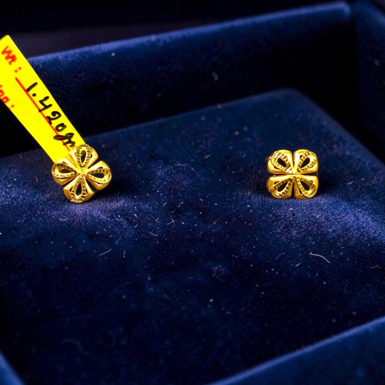 GOLD TOPS- BIS CERTIFIED (WGT: 1.420 GM APPROX) HUID HALLMARK 375 9KT GOLD TOPS 1 PAIR BEST FOR MARRIAGE GIFT.