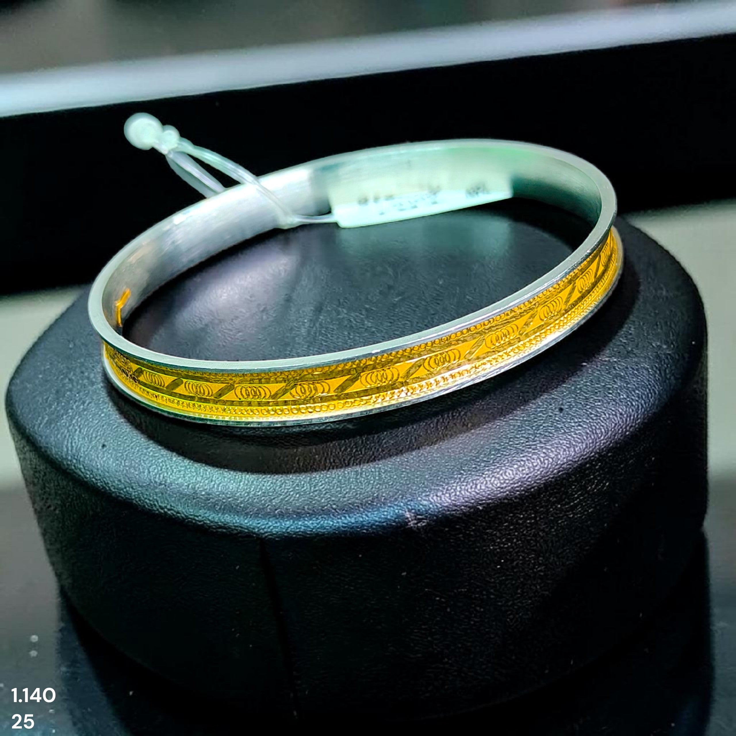 GOLD CHURI NOA- (SIZE: 25) WGT: 1.140 GM APPROX 22KT HUID HALLMARK GOLD NOA BANGLES 1 PIECE.