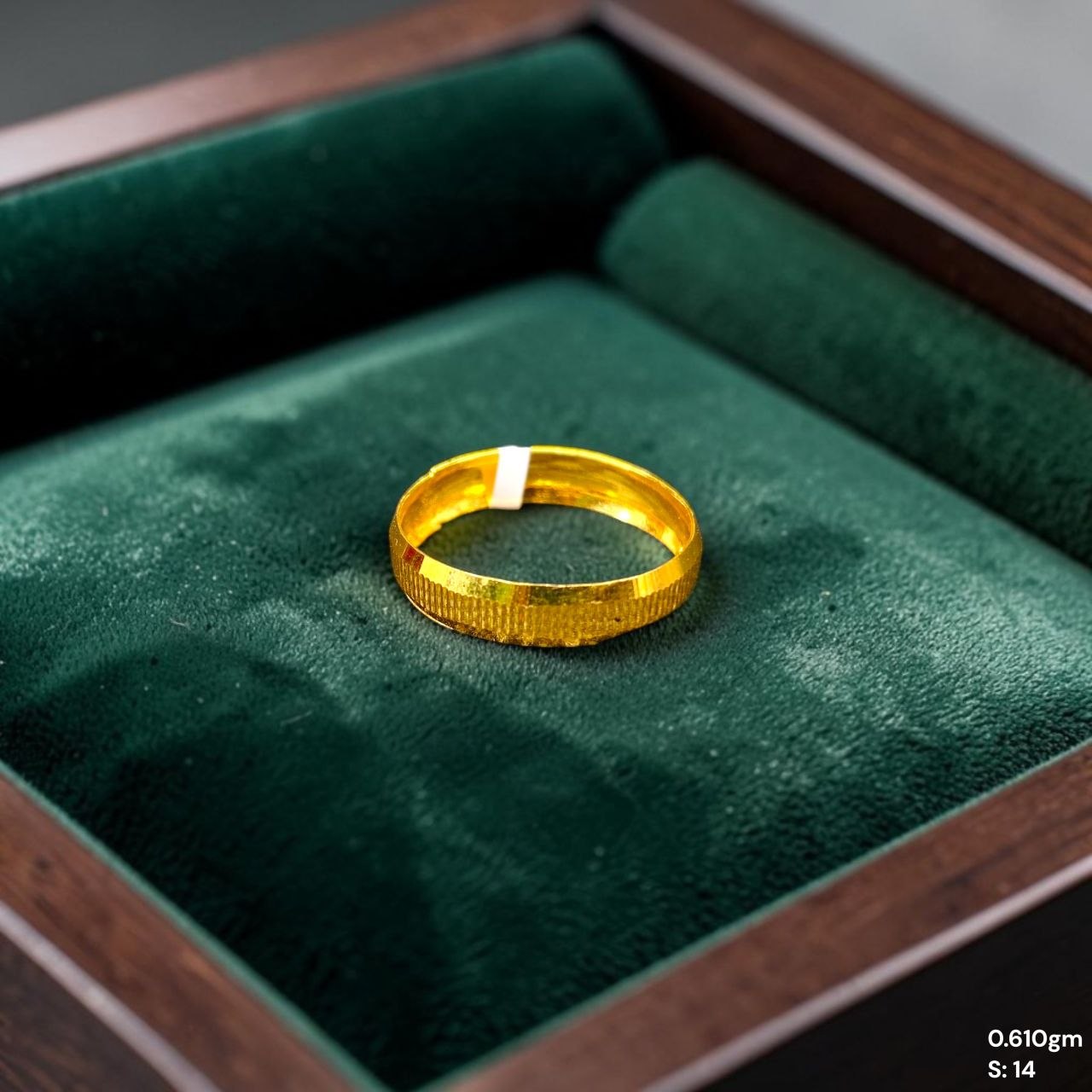 LADIES RING- (SIZE: 14) WGT: 0.610 GM APPROX BIS CERTIFIED HUID HALLMARK 9KT GOLD THUMB RING FOR UNISEX 1 PIECE.