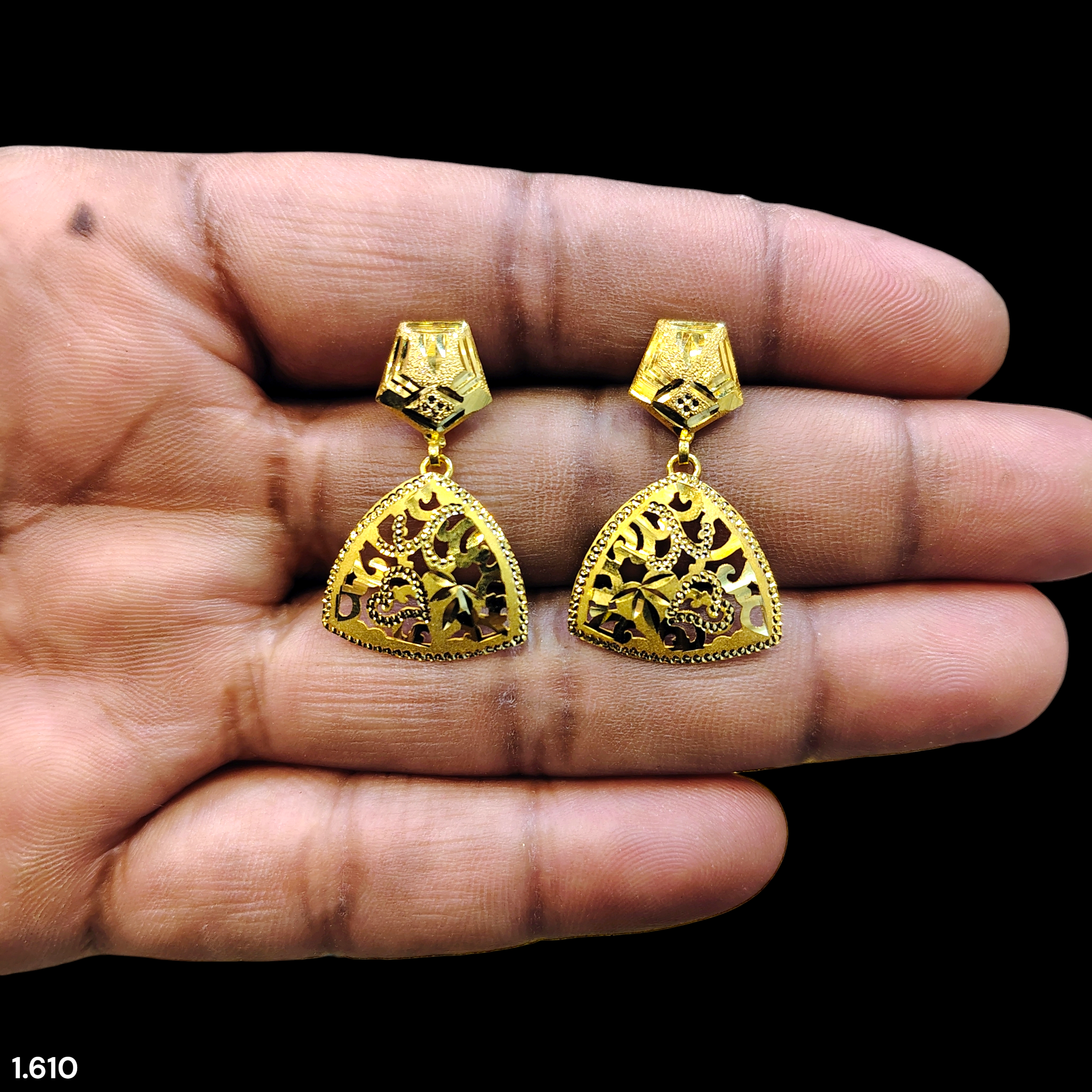 GOLD EARRINGS- WGT: 1.610 GM APPROX BIS CERTIFIED HUID HALLMARK 9KT GOLD EARRINGS 1 PAIR FOR WOMEN.