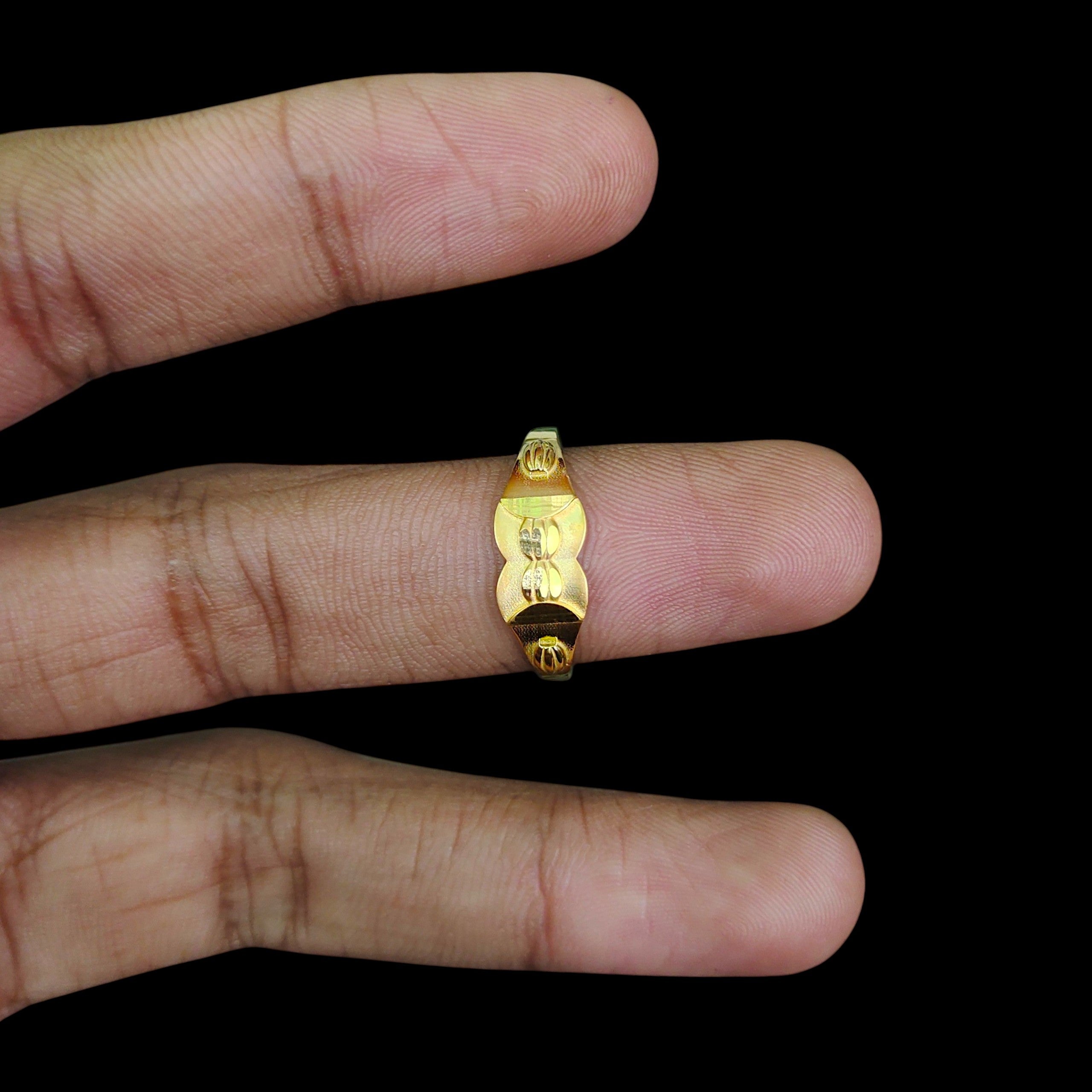 GENTS RING- TRJ (SIZE:22) WGT: 0.930 GM APPROX BIS CERTIFIED HUID HALLMARK 375 9KT GOLD FINGER RING FOR MEN 1 PIECE.