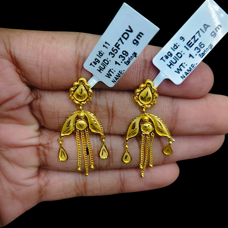GOLD EARRINGS- (IEZ7IA)-(35F7DV) (WGT: 2.750 GM APPROX) BIS CERTIFIED HUID HALLMARK 916 22KT GOLD EARRINGS 1 PAIR FOR WOMEN.