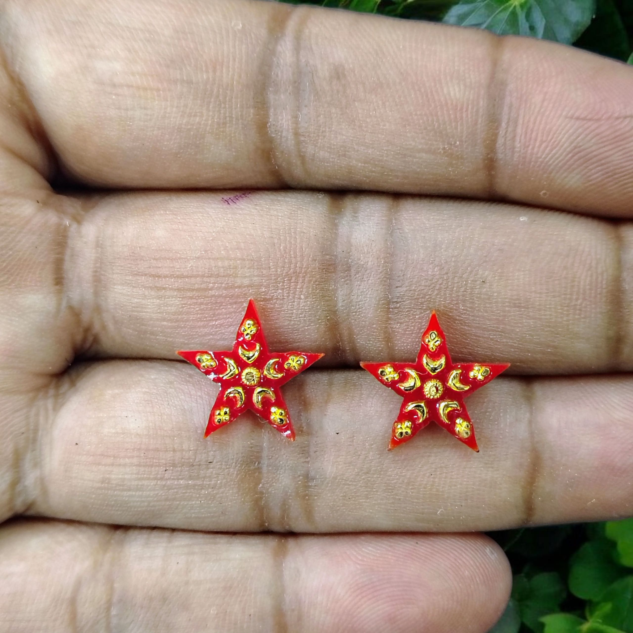 (GPER) TRJ WGT: 0.330 GM APPROX HUID HALLMARK 22KT GOLD POLA TOPS 1 PAIR FOR WOMEN.