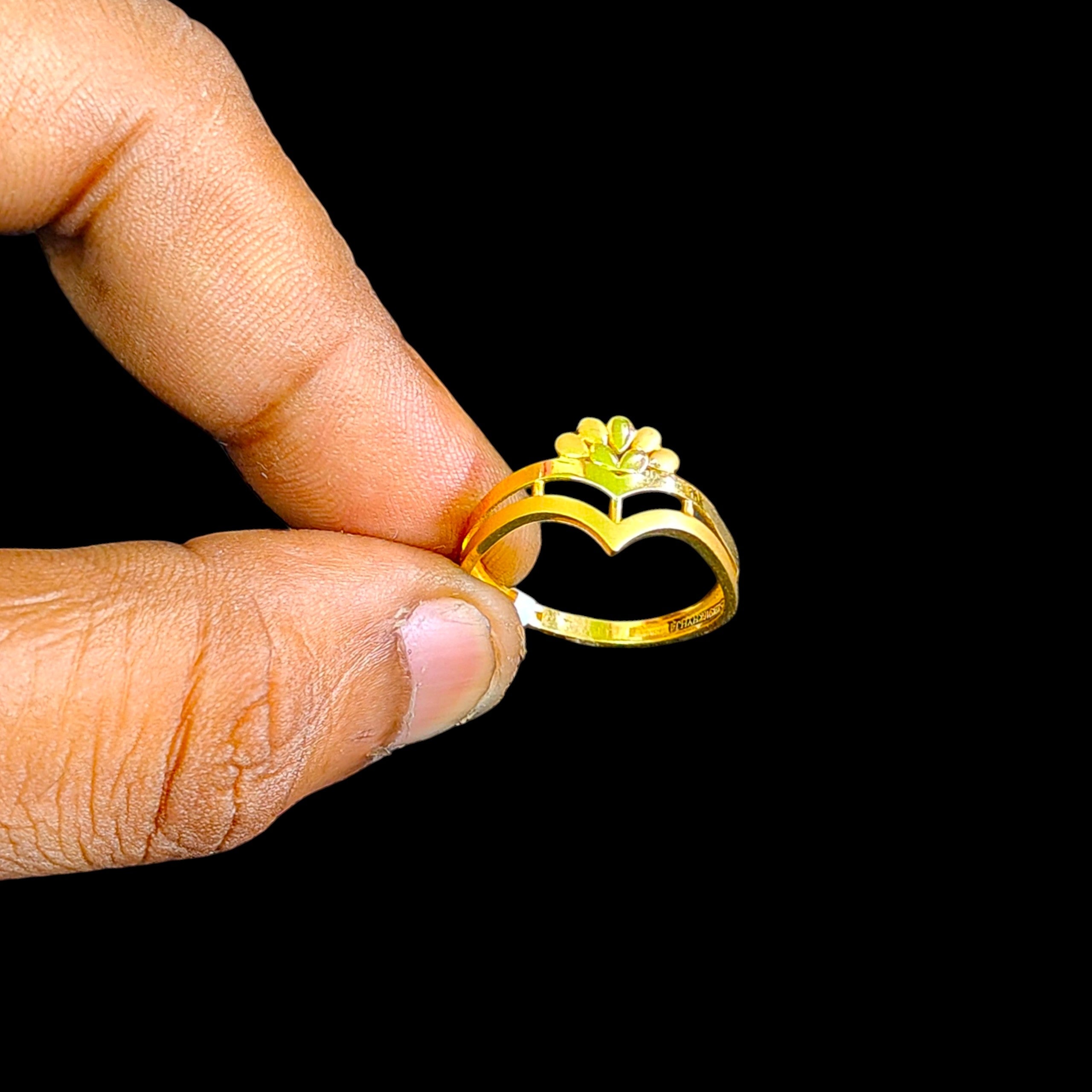 LADIES RING- (SIZE: 15) WGT: 2.080 GM APPROX 22KT HUID HALLMARK GOLD RING FOR WOMEN 1 PIECE.