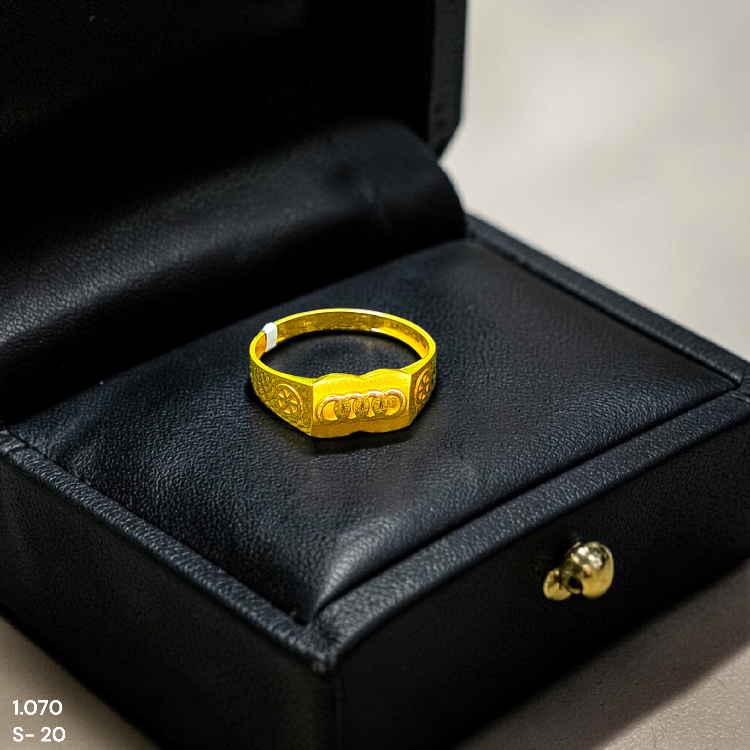 GENTS RING- TRJ (SIZE:20) WGT: 1.070 GM APPROX BIS CERTIFIED HUID HALLMARK 375 9KT GOLD FINGER RING FOR MEN 1 PIECE.
