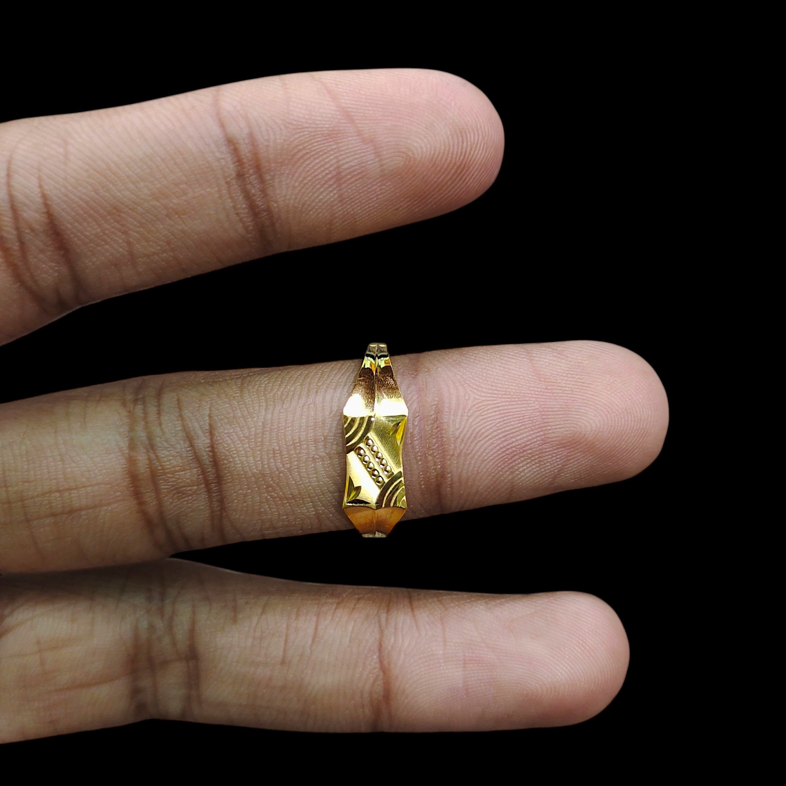 GENTS RING- TRJ (SIZE:21) WGT: 0.870 GM APPROX BIS CERTIFIED HUID HALLMARK 375 9KT GOLD FINGER RING FOR MEN 1 PIECE.