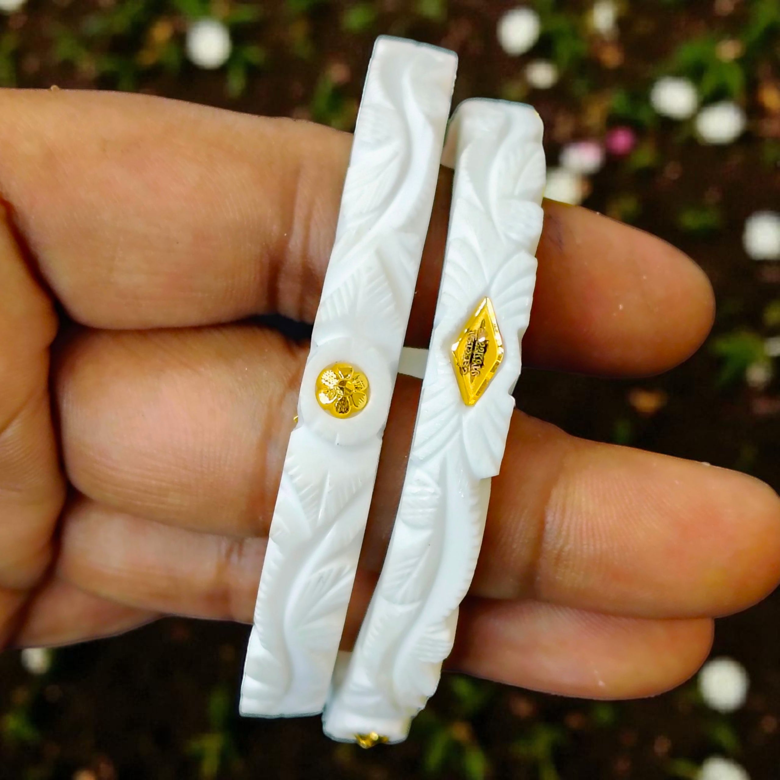 (GSB22) TRJ (SIZE: 26) WGT: 1.060 GM APPROX HUID HALLMARK 22KT GOLD SAKHA BADHANO BANGLES 1 PAIR DESIGN FOR REGULAR USE.