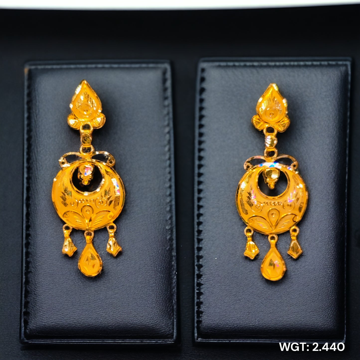 (GEK) TRJ WGT: 2.440 GM APPROX HUID HALLMARK 22KT GOLD EARRINGS KANBALA 1 PAIR FOR WOMEN.