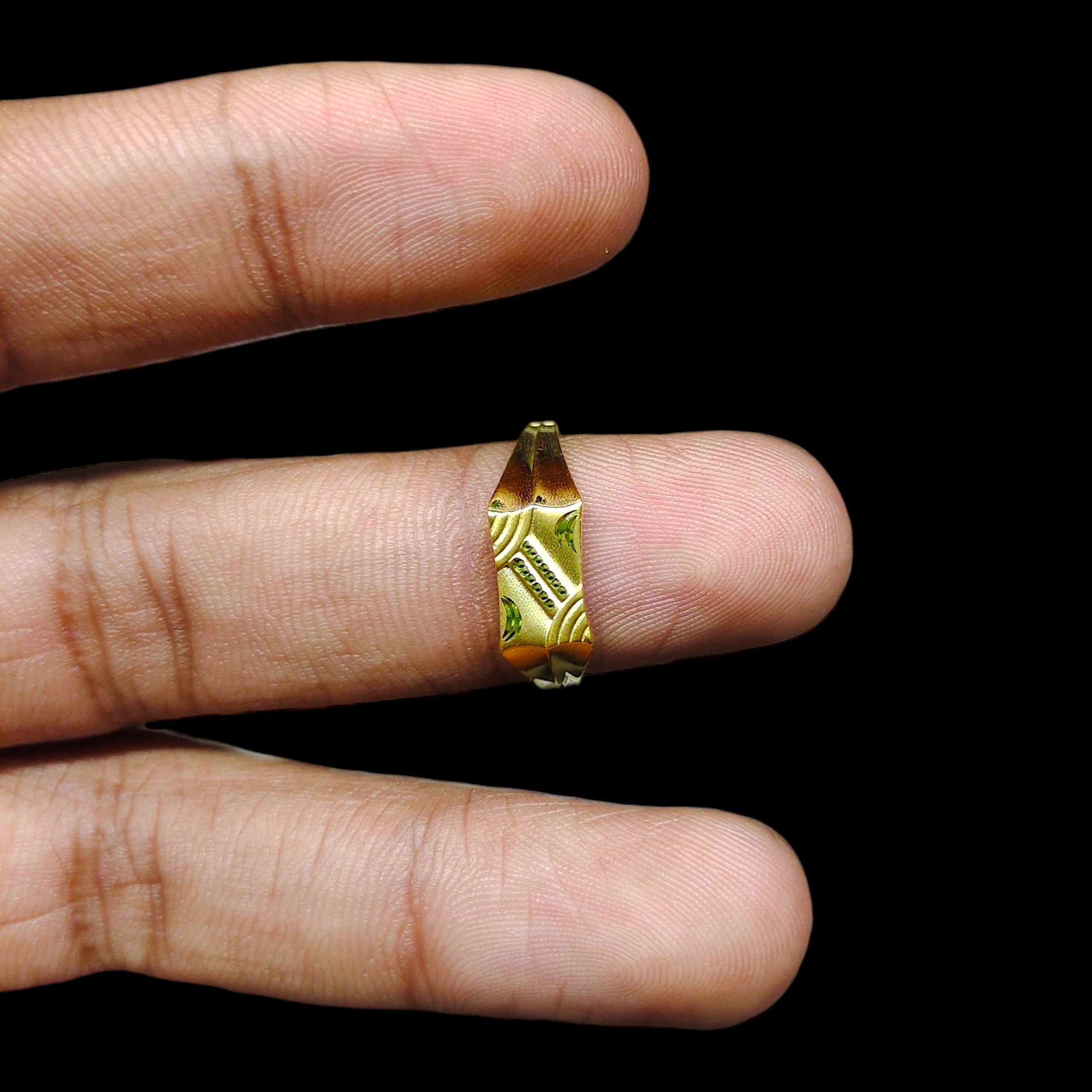 GENTS RING- TRJ (SIZE:17) WGT: 0.930 GM APPROX BIS CERTIFIED HUID HALLMARK 375 9KT GOLD FINGER RING FOR MEN 1 PIECE.