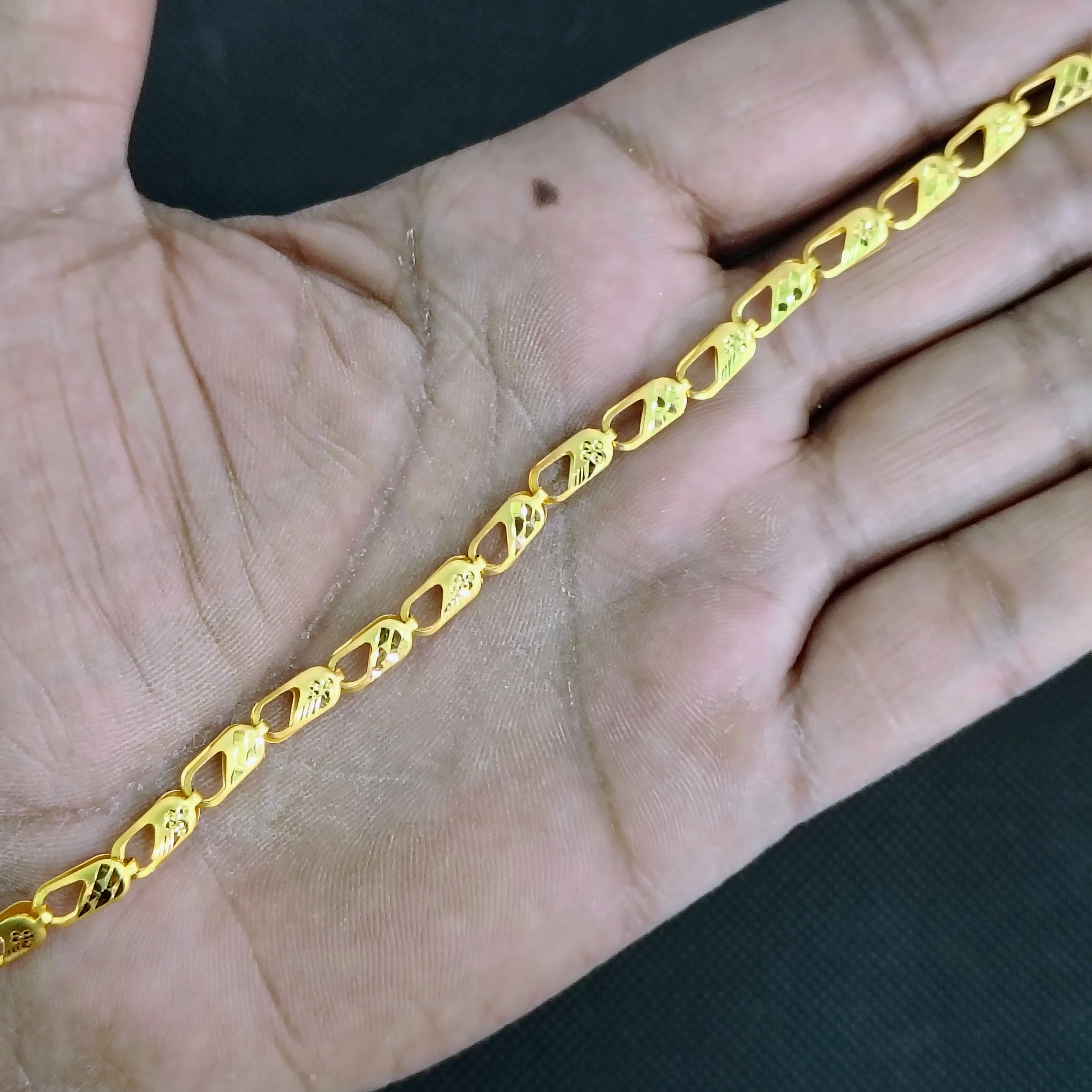 GOLD WRISTLET- 8" INCH WGT: 5.260 GM APPROX HUID HALLMARK 22KT GOLD WRISTLET 1 PIECE FOR MEN.