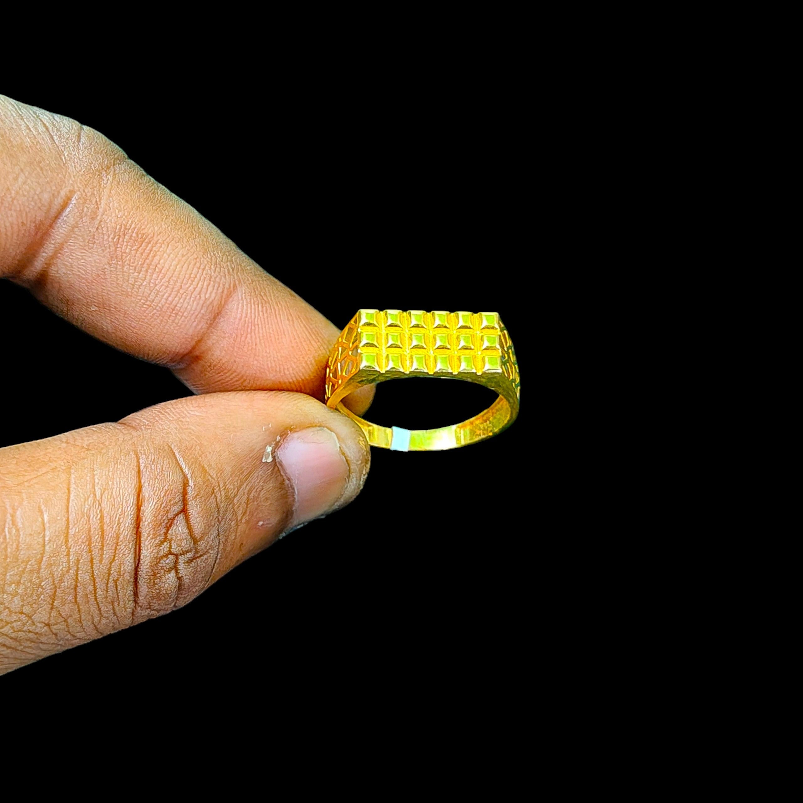 GENTS RING- TRJ (SIZE:22) WGT: 1.480 GM APPROX BIS CERTIFIED HUID HALLMARK 375 9KT GOLD FINGER RING FOR MEN 1 PIECE.