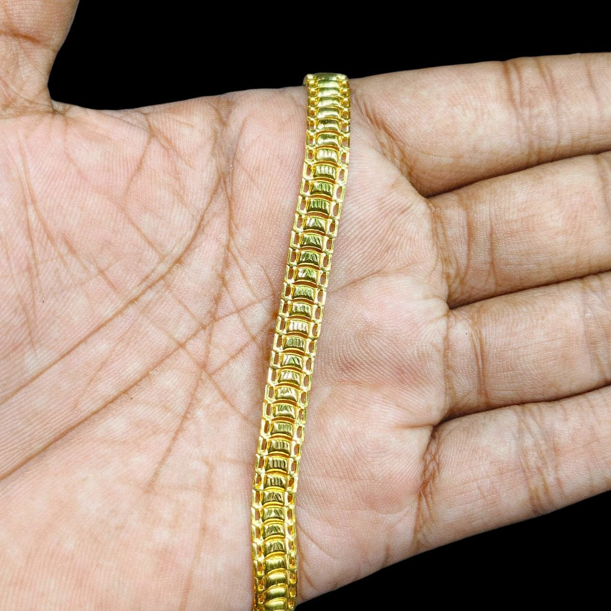 GOLD WRISLET- (SIZE 8")-(WGT: 6.160 GM APPROX) BIS CERTIFIED HUID HALLMARK 22KT GOLD WRISTLET (BRACELET) 1 PIECE FOR MEN. (C2KXYX)