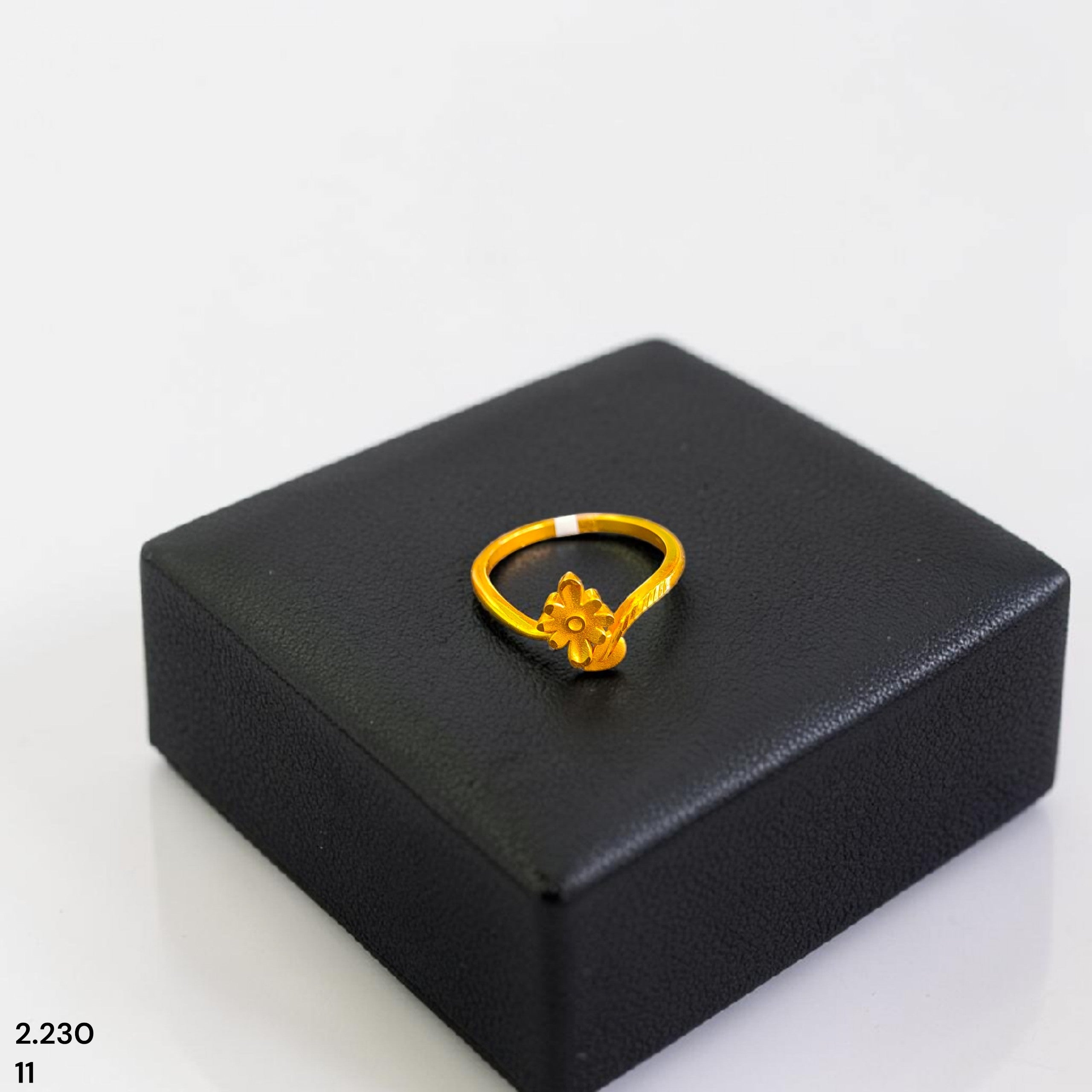 LADIES RING- (SIZE: 11) WGT: 2.230 GM APPROX 22KT HUID HALLMARK GOLD RING FOR WOMEN 1 PIECE.