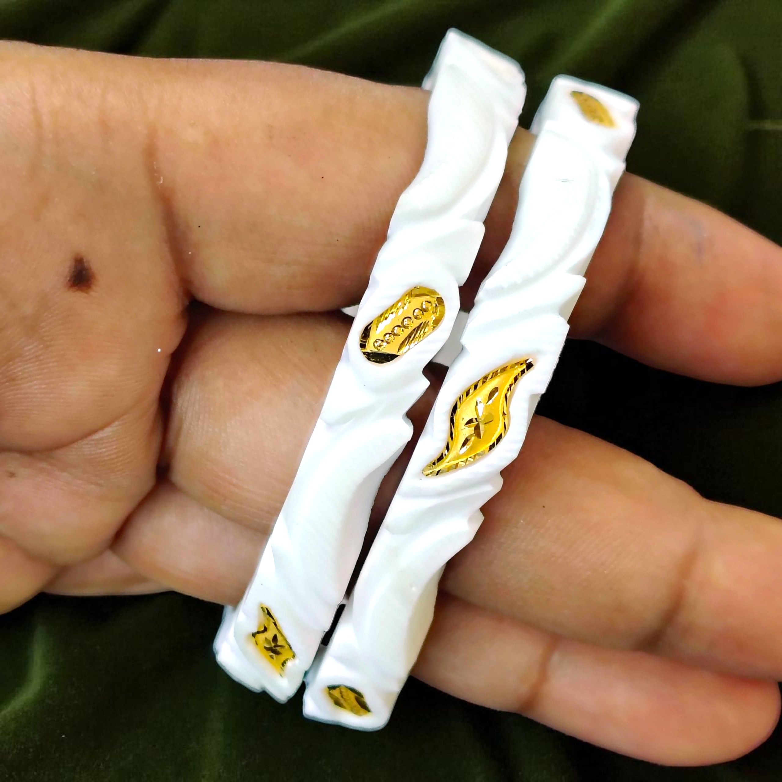 (GSB22) TRJ (SIZE: 27) WGT: 1.960 GM APPROX HUID HALLMARK 22KT GOLD SAKHA BADHANO BANGLES 1 PAIR DESIGN FOR REGULAR USE.
