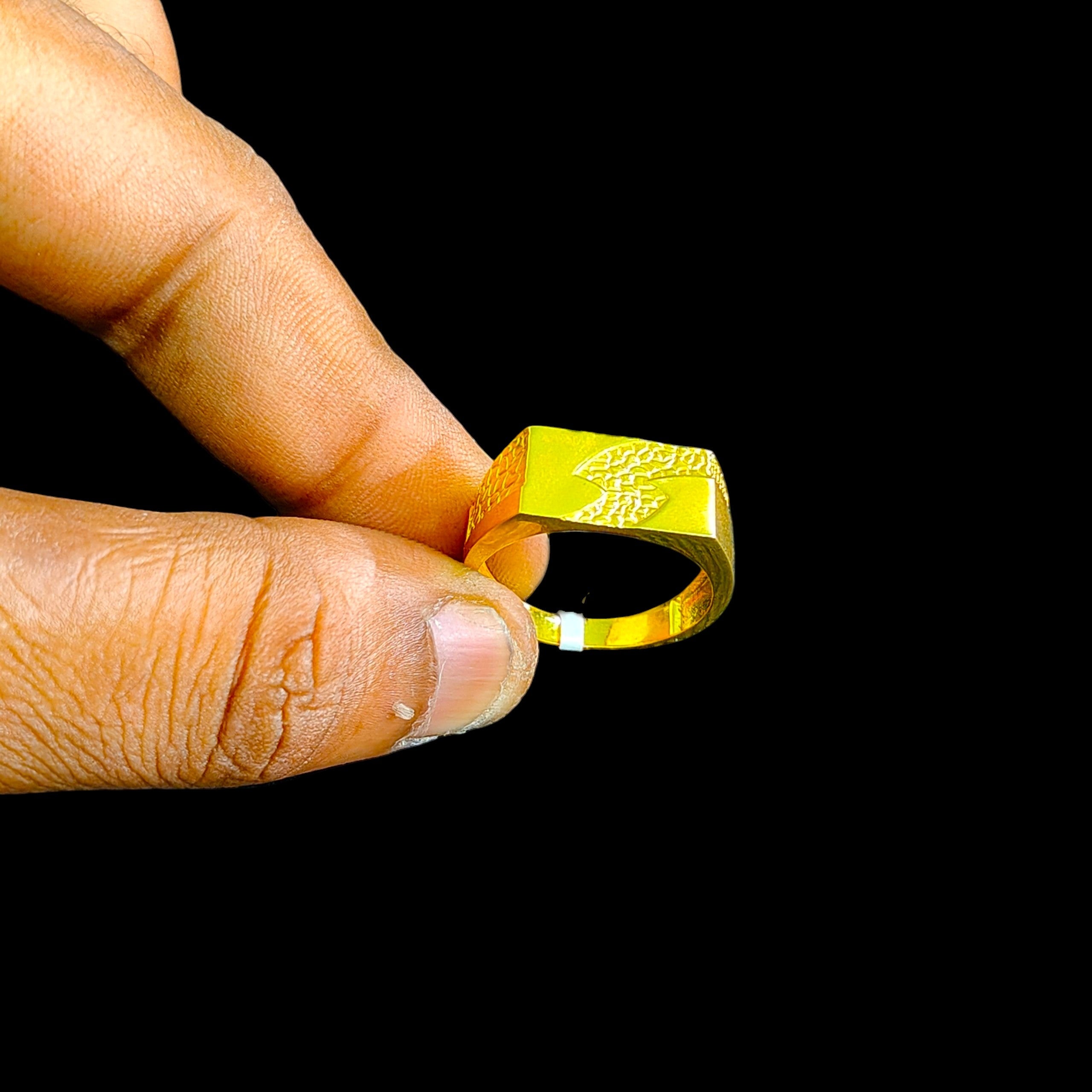 GENTS RING- TRJ (SIZE:22) WGT: 2.220 GM APPROX BIS CERTIFIED HUID HALLMARK 375 9KT GOLD FINGER RING FOR MEN 1 PIECE.