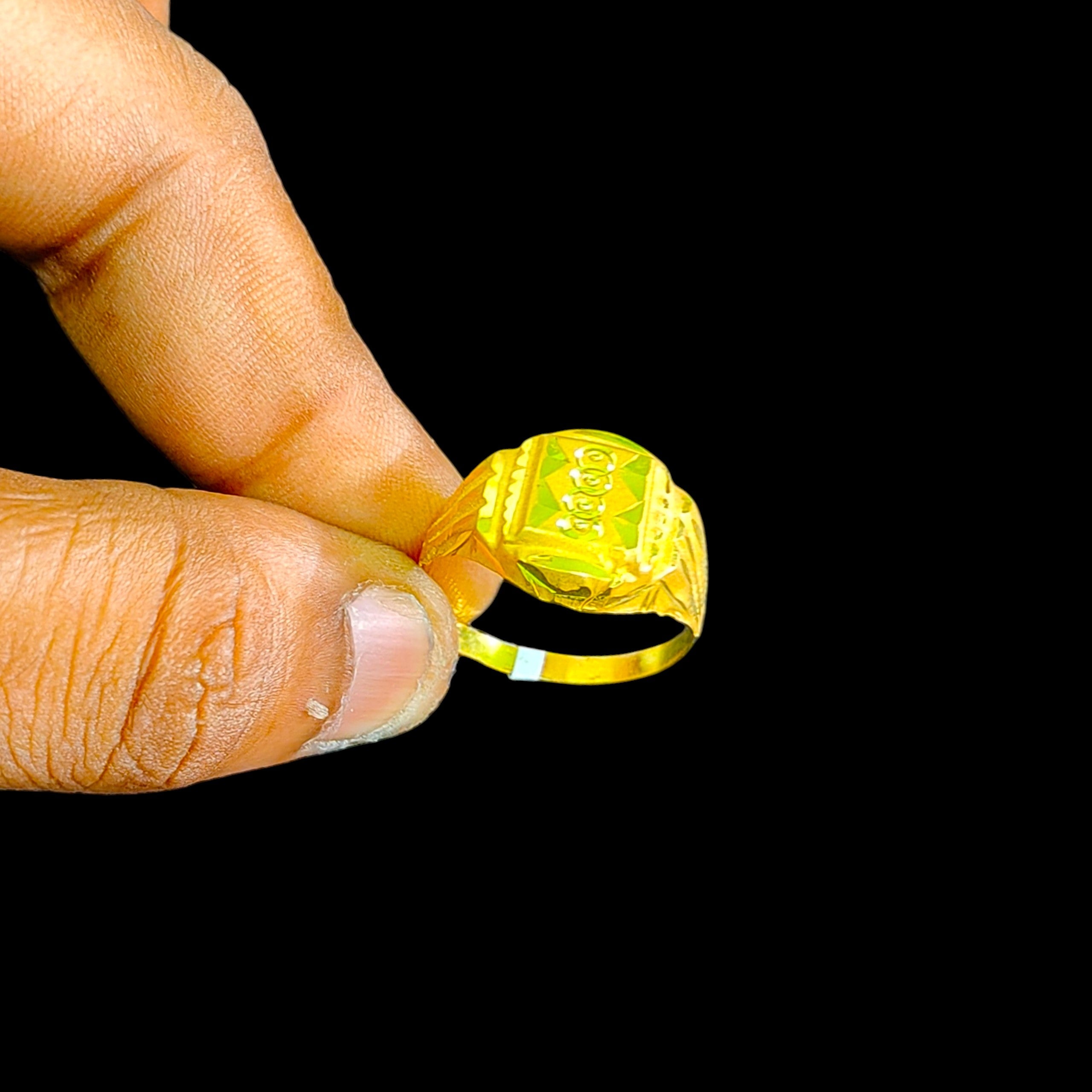 GENTS RING- TRJ (SIZE:22) WGT: 0.830 GM APPROX BIS CERTIFIED HUID HALLMARK 375 9KT GOLD FINGER RING FOR MEN 1 PIECE.