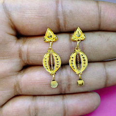 TRJ WGT: 1.440 GM APPROX HUID HALLMARK 22KT GOLD EARRINGS 1 PAIR FOR WOMEN.