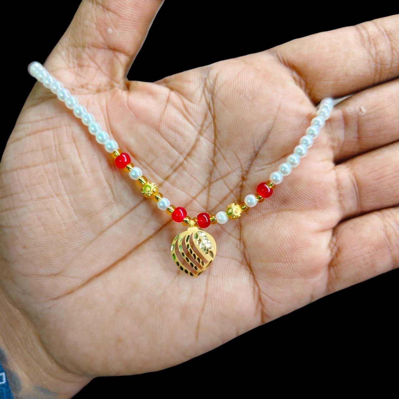 GOLD LOCKET- WGT: 0.220 GM APPROX BIS CERTIFIED HUID HALLMARK 22KT GOLD MOTI LOCKET 1 PIECE FOR WOMEN (WITH PUTI CHAIN).