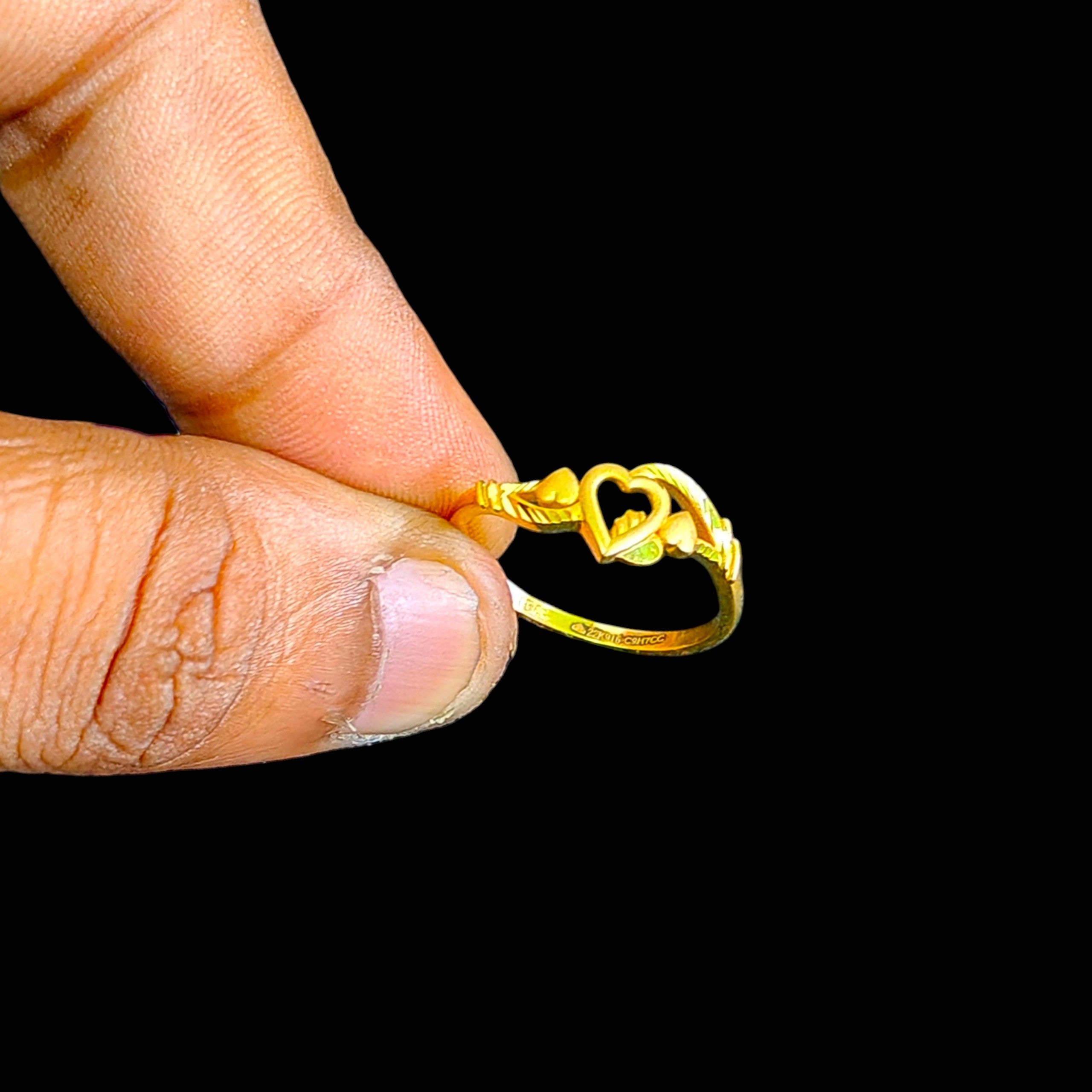 LADIES RING- (SIZE: 15) WGT: 2.060 GM APPROX 22KT HUID HALLMARK GOLD RING FOR WOMEN 1 PIECE.