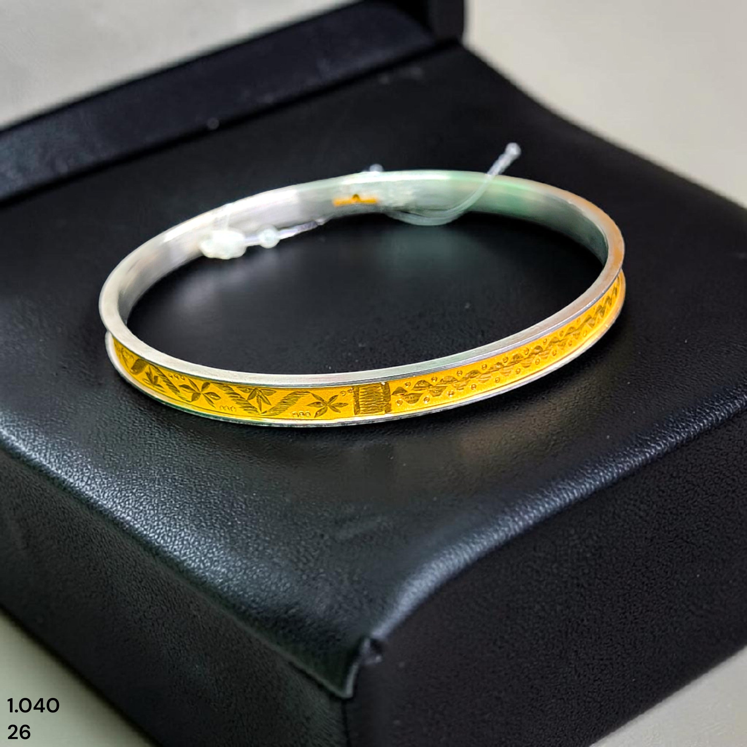 GOLD CHURI NOA- (SIZE: 26) WGT: 1.040 GM APPROX 22KT HUID HALLMARK GOLD NOA BANGLES 1 PIECE.