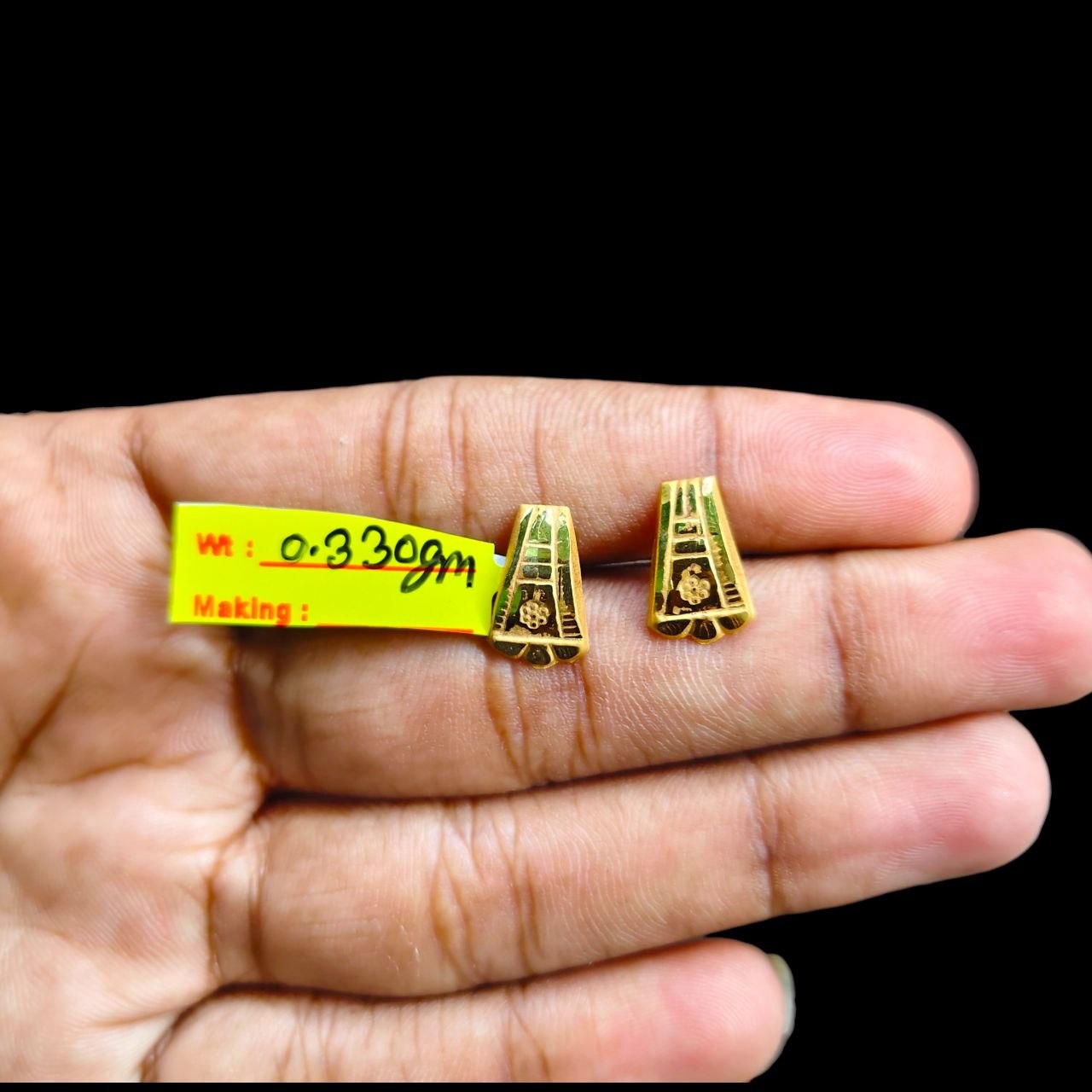 GOLD TOPS- BIS CERTIFIED (WGT: 0.330 GM APPROX) HUID HALLMARK 375 9KT GOLD TOPS 1 PAIR BEST FOR MARRIAGE GIFT.