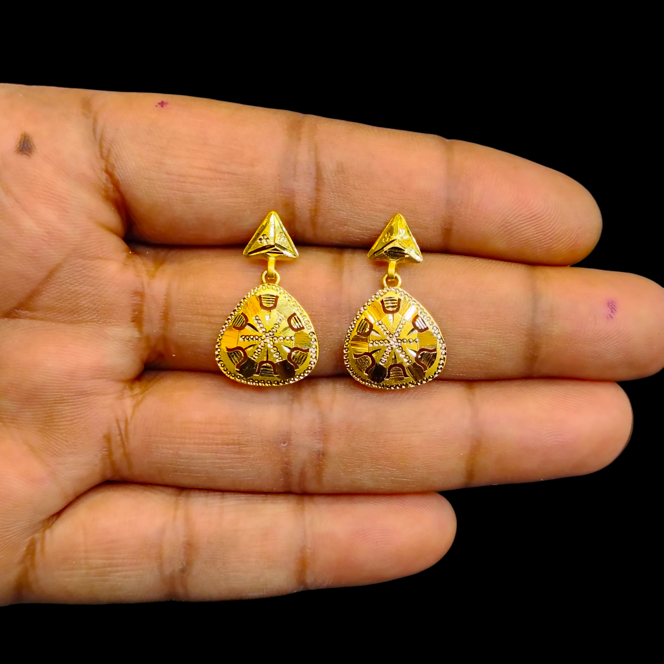 GOLD EARRINGS- WGT: 1.140 GM APPROX BIS CERTIFIED HUID HALLMARK 9KT GOLD EARRINGS 1 PAIR FOR WOMEN.