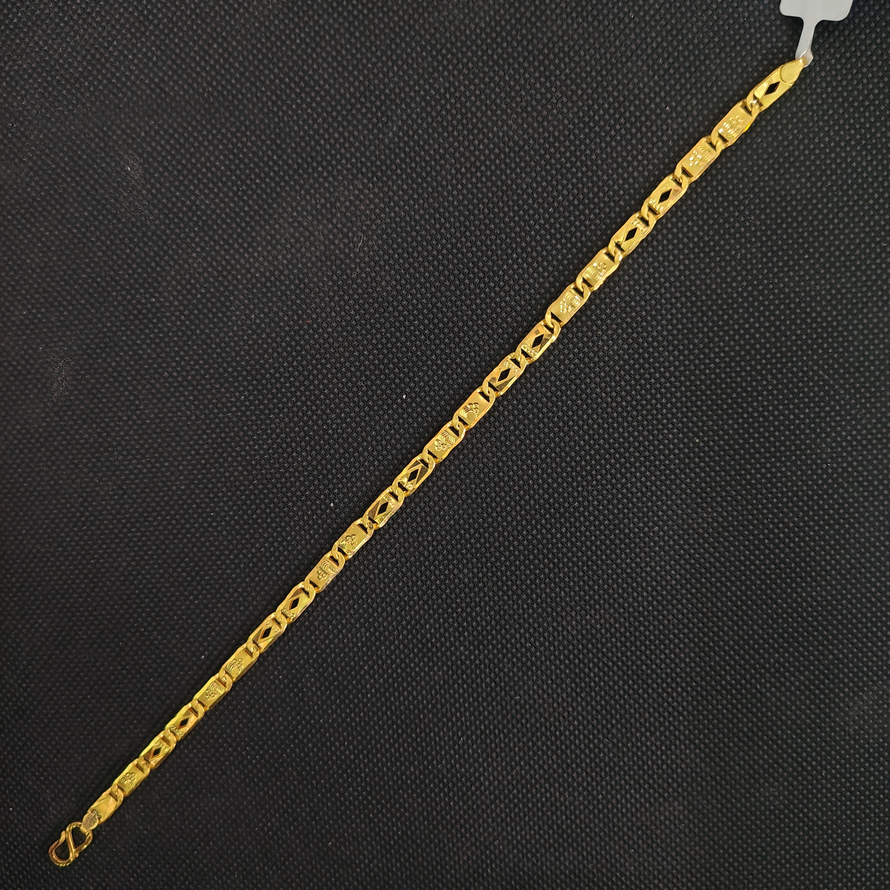 GOLD WRISTLET- 8" INCH WGT: 3.730 GM APPROX HUID HALLMARK 22KT GOLD WRISTLET 1 PIECE FOR MEN.