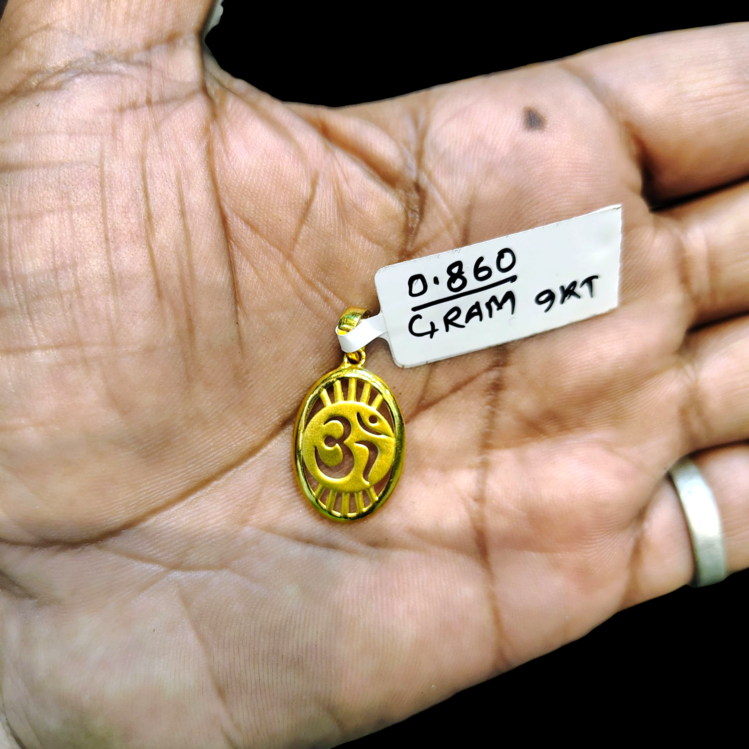 (GLC9) TRJ WGT: 0.860 GM APPROX BIS CERTIFIED HUID HALLMARK 9KT GOLD LOCKET FOR WOMEN 1 PIECE  FOR REGULAR USE CHAIN NOT INCLUDED.