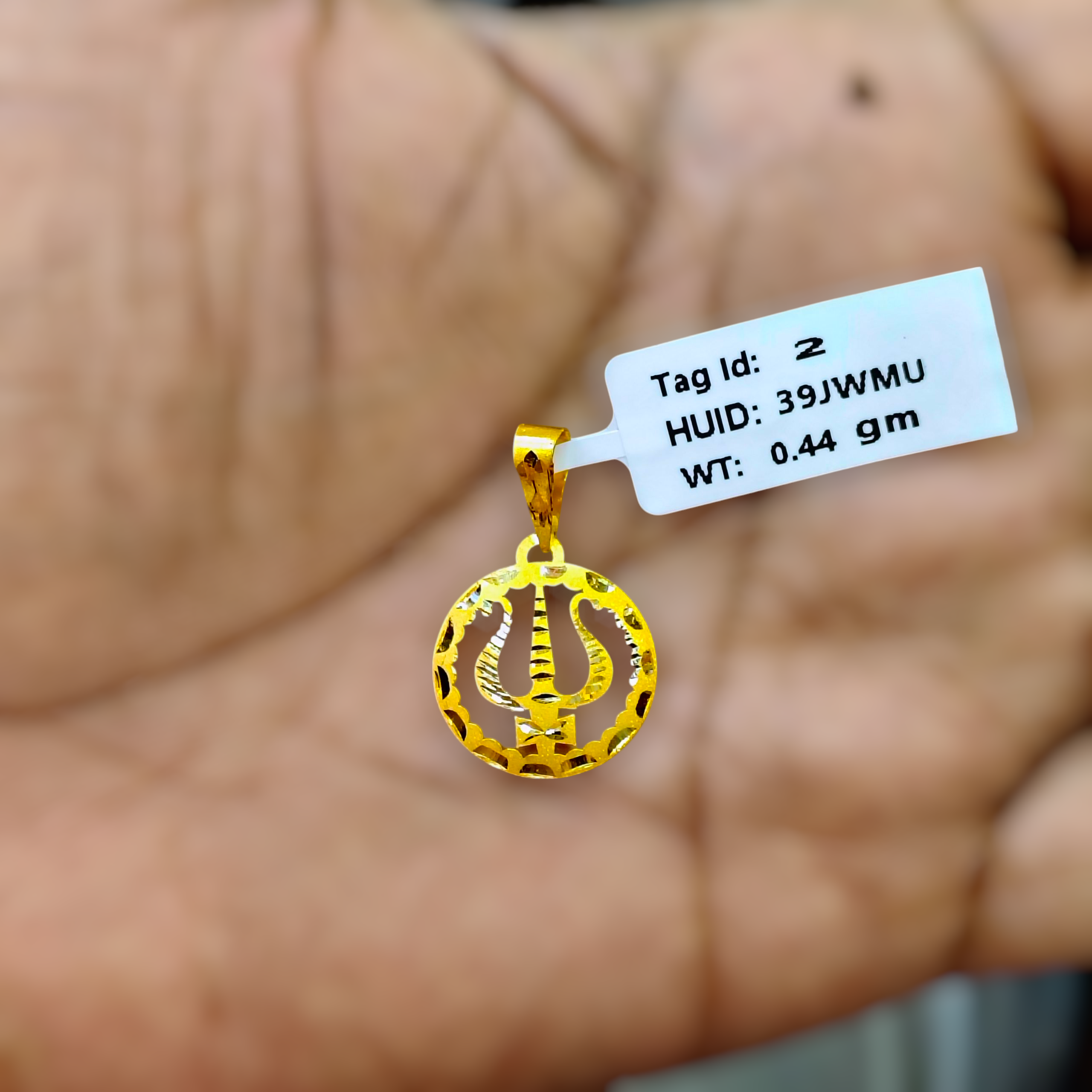 (GLC22) LOCKET WGT: 0.440 GM APPROX BIS CERTIFIED HUID HALLMARK 916 22KT GOLD LOCKET 1 PIECE FOR UNISEX. (CHAIN NOT INCLUDED).