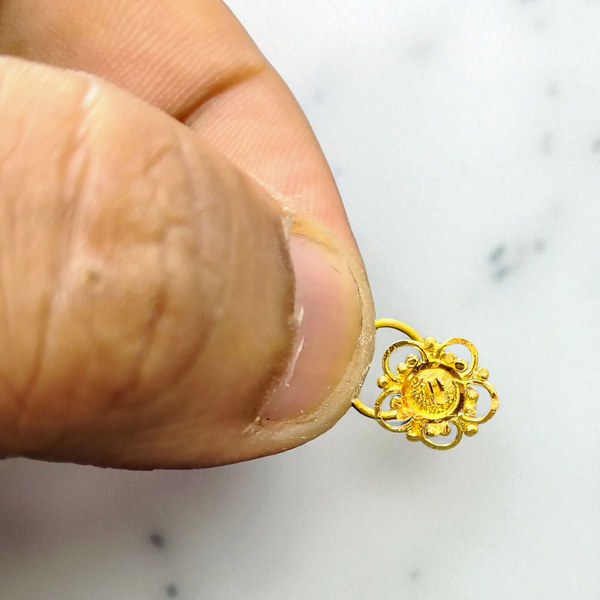 RAJLAXMI WGT: 0.350 GM APPROX HUID HALLMARK 22KT GOLD NOSEPIN 1 PIECE FOR WOMEN.