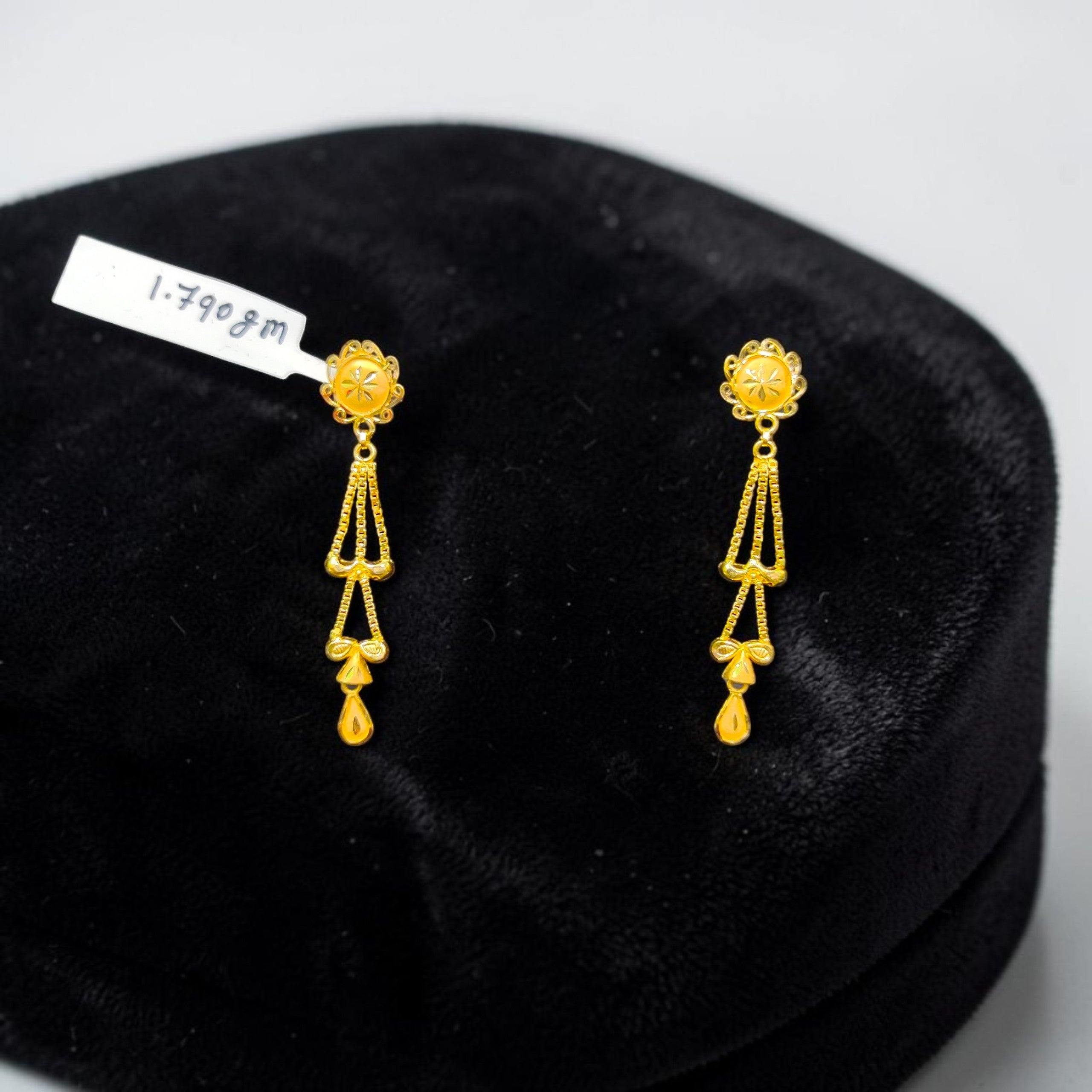 GOLD EARRINGS- BIS CERTIFIED WGT: 1.790 GM APPROX HUID HALLMARK 916 22KT GOLD EARRINGS 1 PAIR FOR WOMEN.
