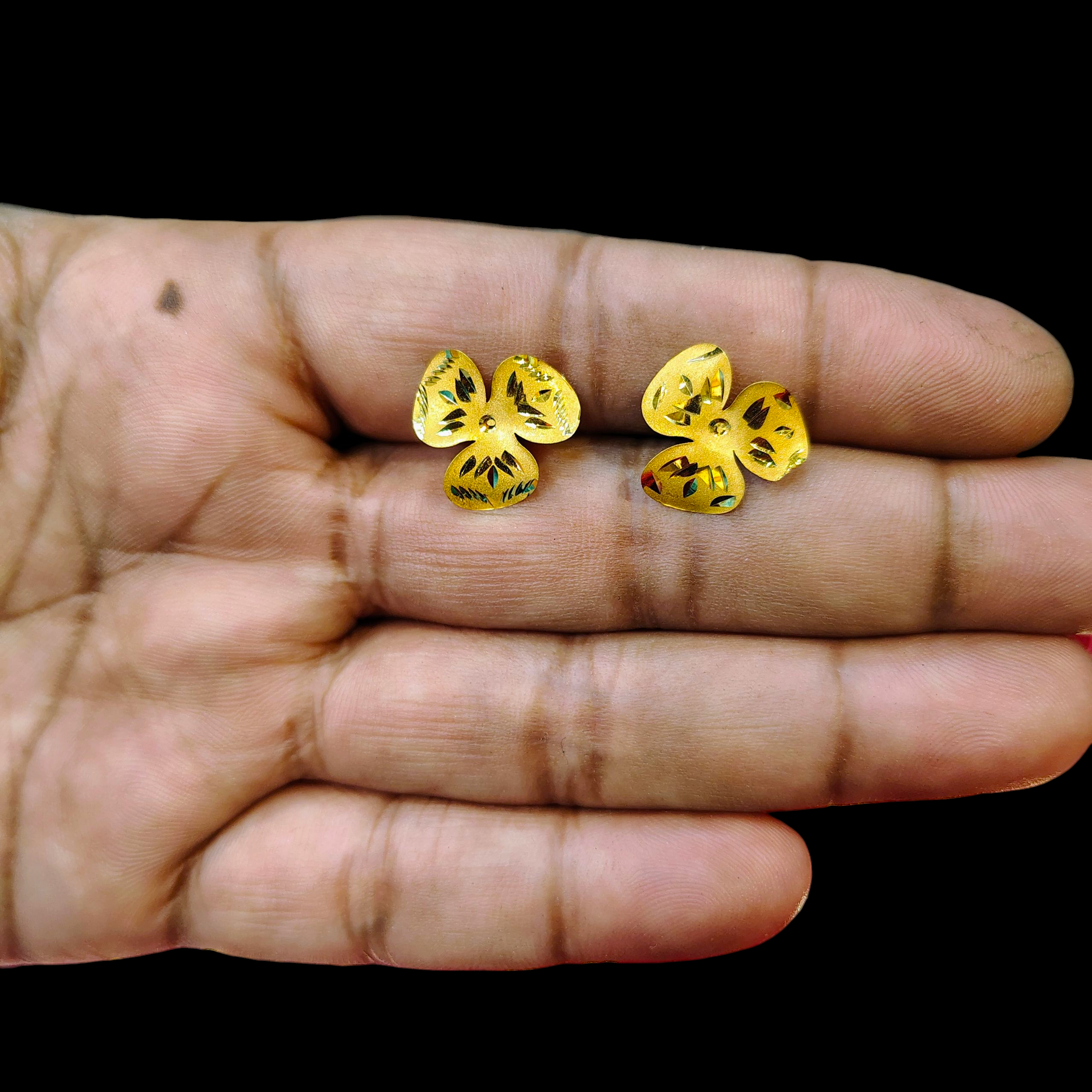 (GSE22) BIS CERTIFIED WGT: 0.810 GM APPROX HUID HALLMARK 916 22KT GOLD TOPS 1 PAIR FOR WOMEN.