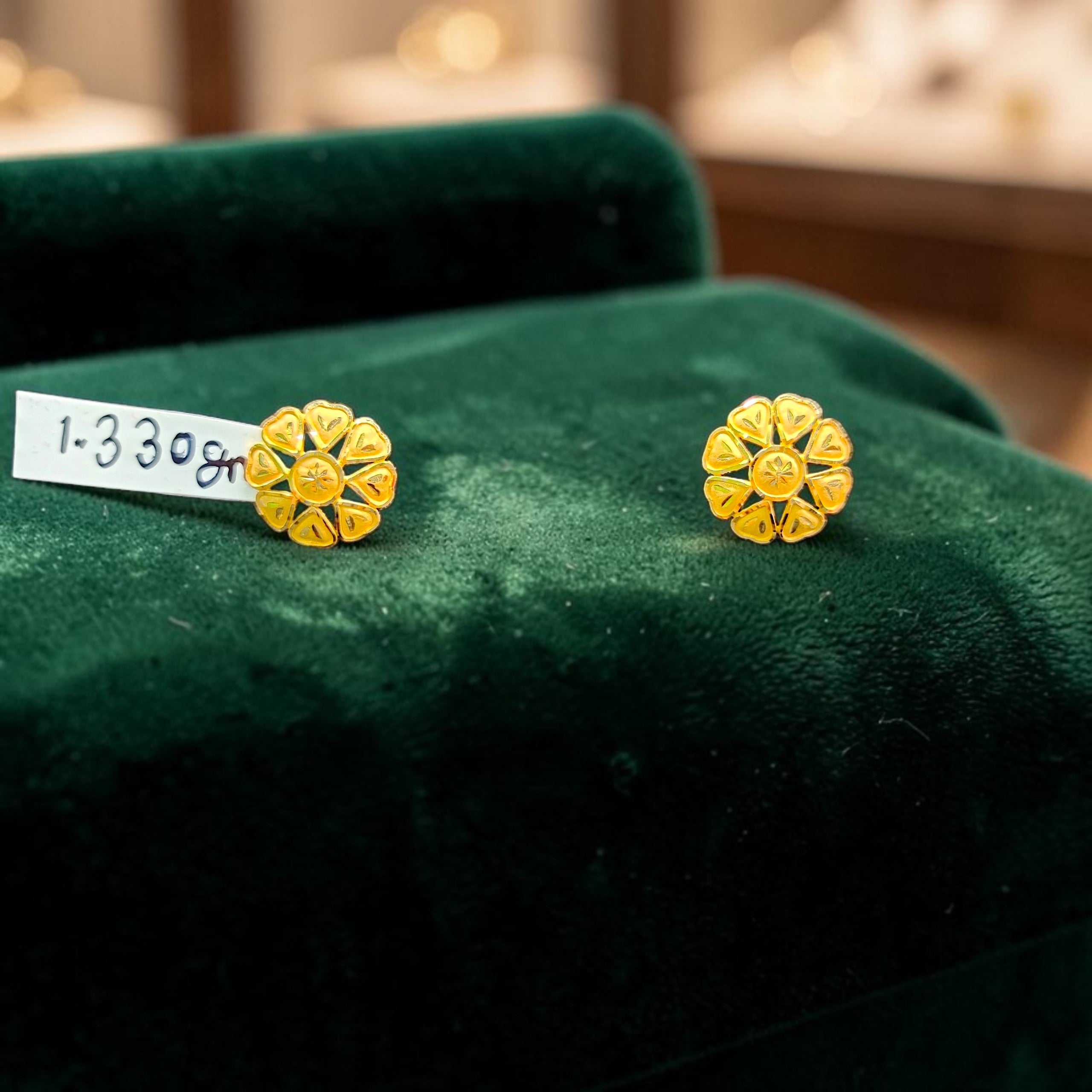 GOLD TOPS- BIS CERTIFIED WGT: 1.330 GM APPROX HUID HALLMARK 916 22KT GOLD TOPS 1 PAIR FOR WOMEN.