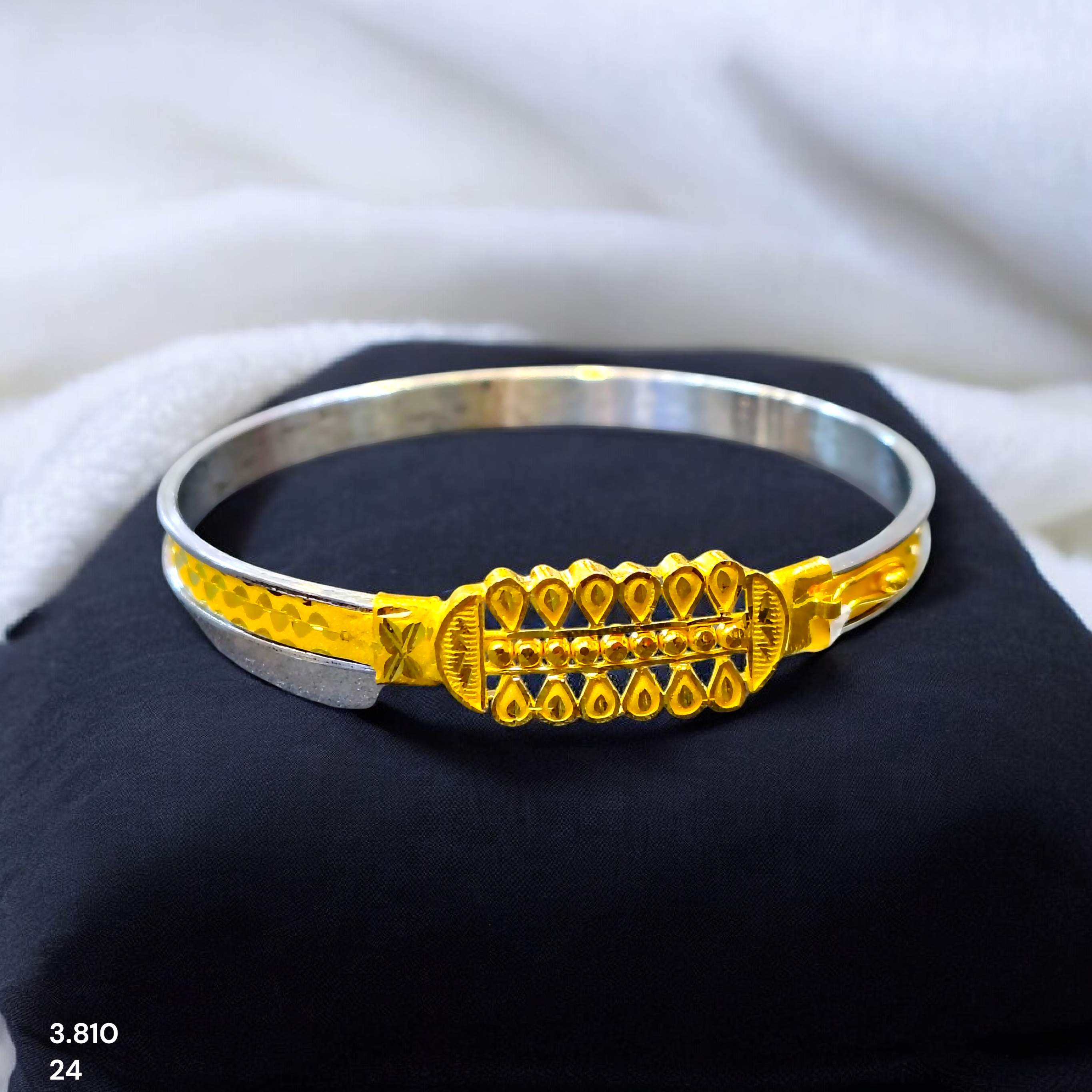 GOLD CHURI NOA- (SIZE: 25) WGT: 3.810 GM APPROX 22KT HUID HALLMARK GOLD NOA BANGLES 1 PIECE.