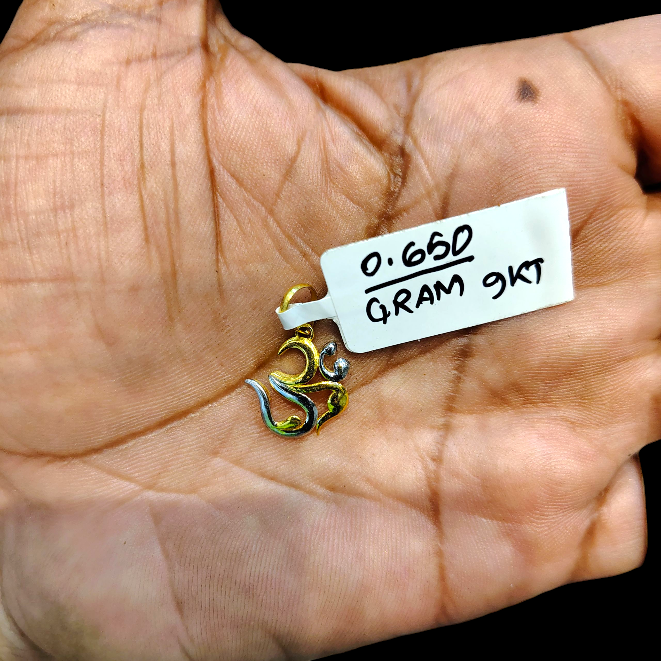 (GLC9) TRJ WGT: 0.650 GM APPROX BIS CERTIFIED HUID HALLMARK 9KT GOLD LOCKET FOR WOMEN 1 PIECE  FOR REGULAR USE CHAIN NOT INCLUDED.