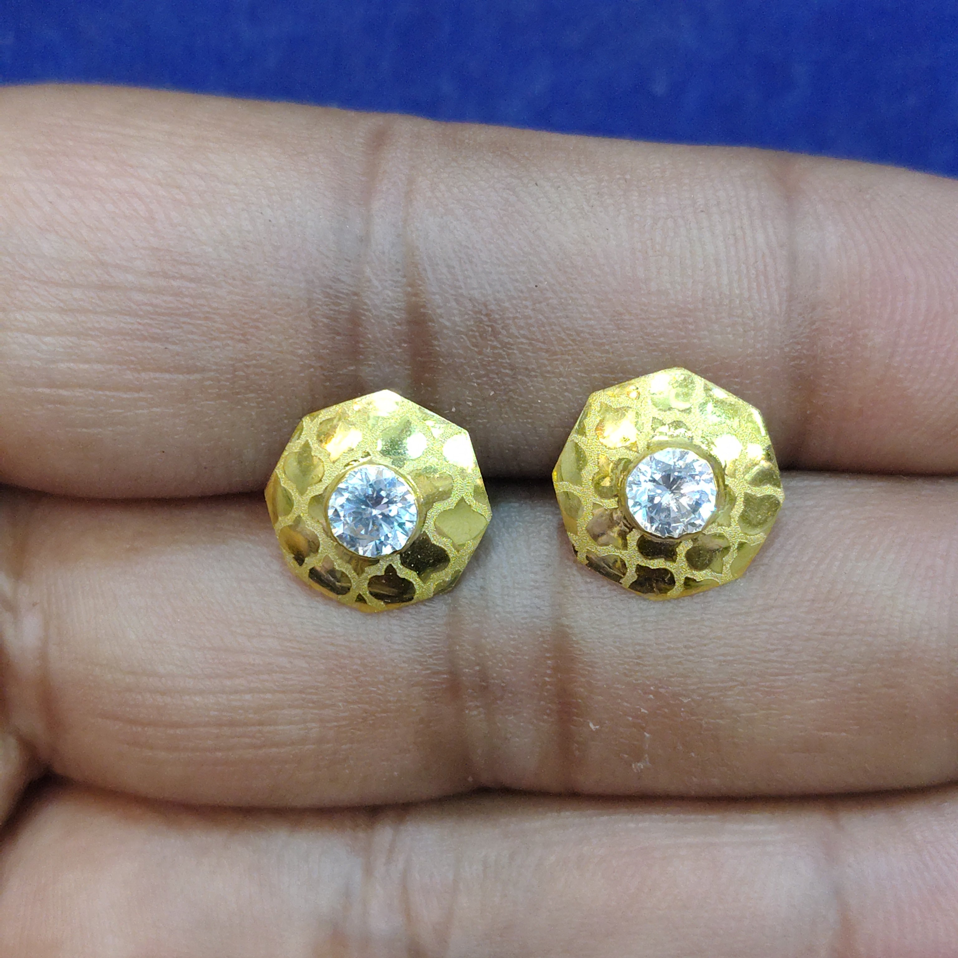 (GSE18) RAJLAXMI D- P6DNWZ (WGT: 1.010 GM APPROX) HALLMARK 18KT GOLD EAR TOPS STUD 1 PAIR FOR REGULAR USE.