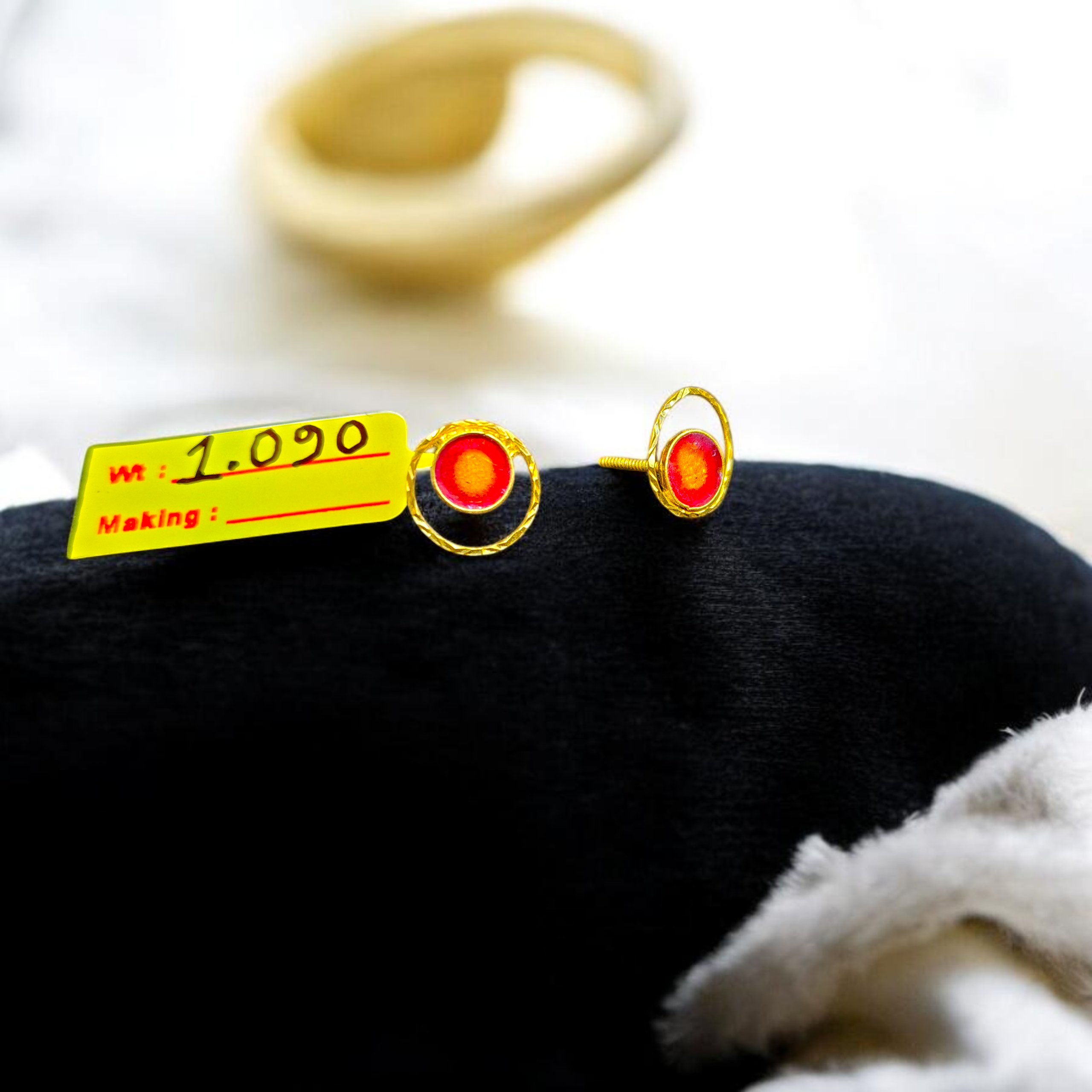 STUD EARRING- BIS CERTIFIED WGT: 1.090 GM APPROX HUID HALLMARK 916 22KT GOLD TOPS 1 PAIR FOR WOMEN.