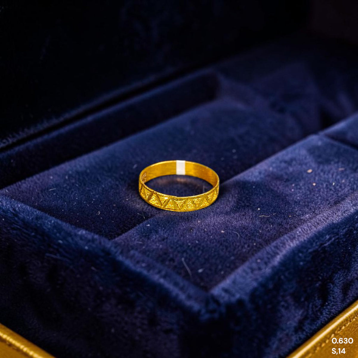 LADIES RING- (1VG1AJ)-(SIZE: 14) WGT: 0.630 GM APPROX BIS CERTIFIED HUID HALLMARK 9KT GOLD THUMB RING FOR UNISEX 1 PIECE.