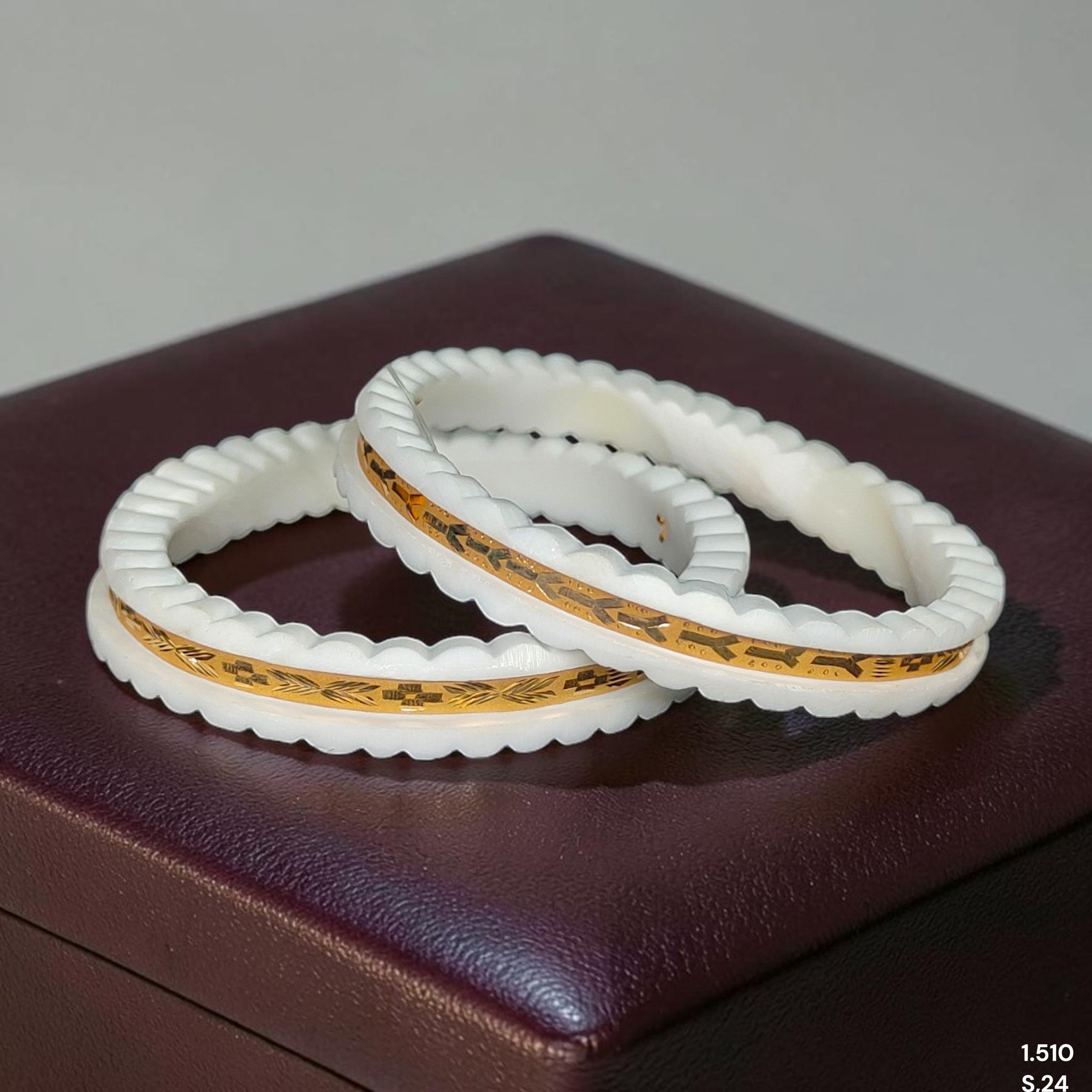 SAKHA BADHANO- (SIZE:24) WGT: 1.510 GM APPROX HUID HALLMARK 22KT GOLD SAKHA BADHANO BANGLES 1 PAIR DESIGN FOR REGULAR USE.