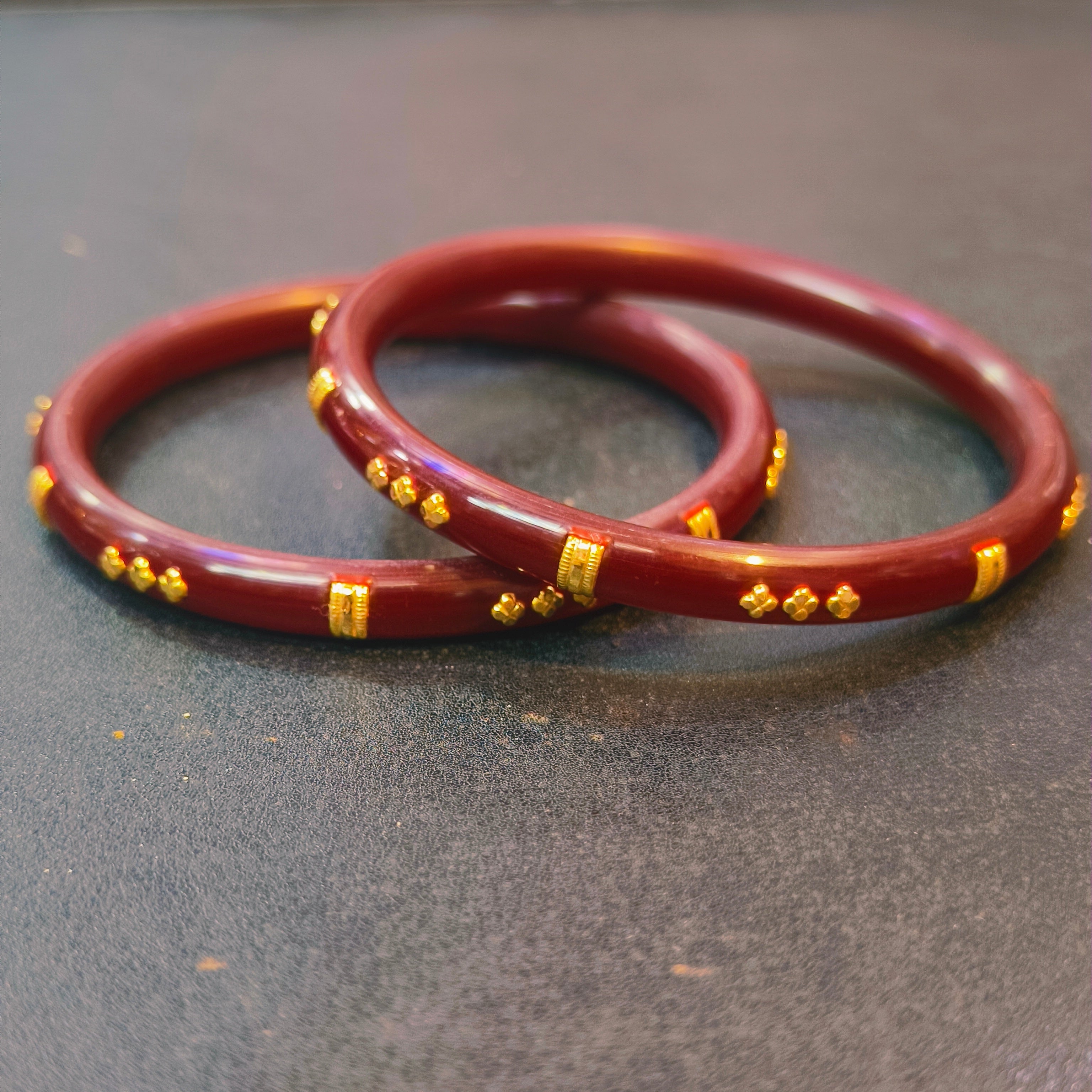 COFFEE MINI R2 KDM GOLD PASTING POLA BADHANO 1 PAIR FOR REGULAR USE APPROX WGT: 0.900 GM (NOTE: DEDUCTION OF WGT: 0.200 GM WHEN EXCHANGED WITH ANY JEWELLERY FOR LIFETIME)