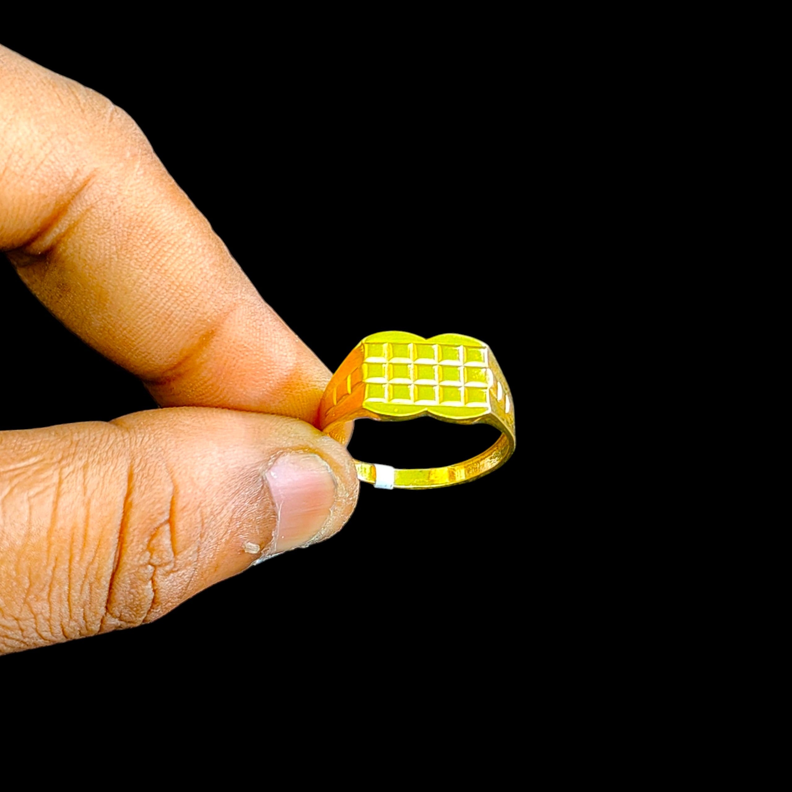 GENTS RING- TRJ (SIZE:21) WGT: 1.400 GM APPROX BIS CERTIFIED HUID HALLMARK 375 9KT GOLD FINGER RING FOR MEN 1 PIECE.