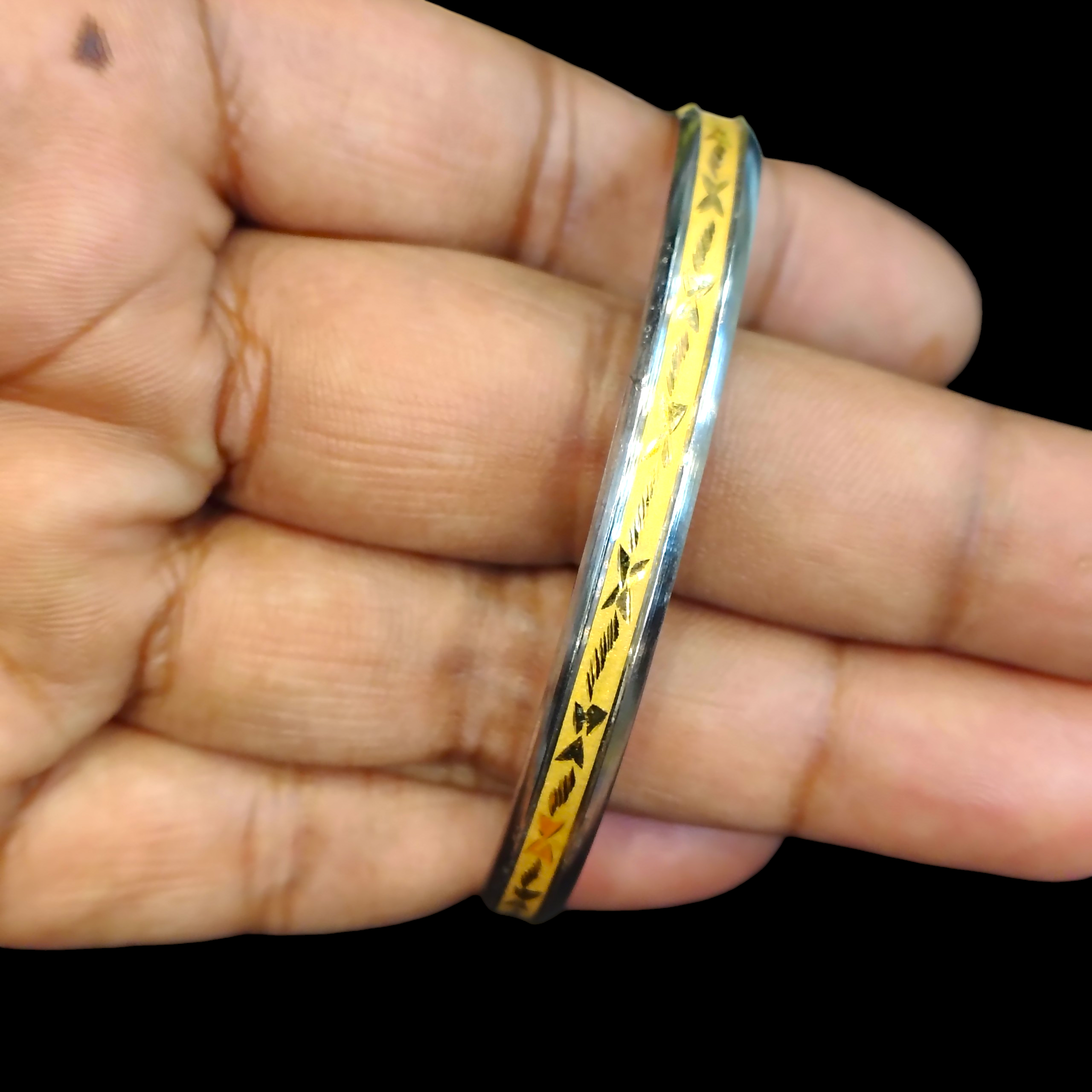 GOLD CHURI NOA- (SIZE: 25) WGT: 0.820 GM APPROX 22KT HUID HALLMARK GOLD NOA BANGLES 1 PIECE.