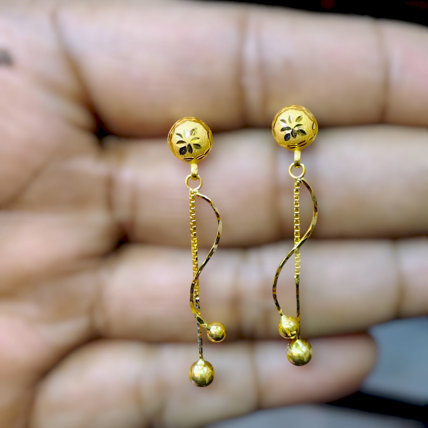 TRJ WGT: 1.930 GM APPROX HUID HALLMARK 22KT GOLD EARRINGS 1 PAIR FOR WOMEN.