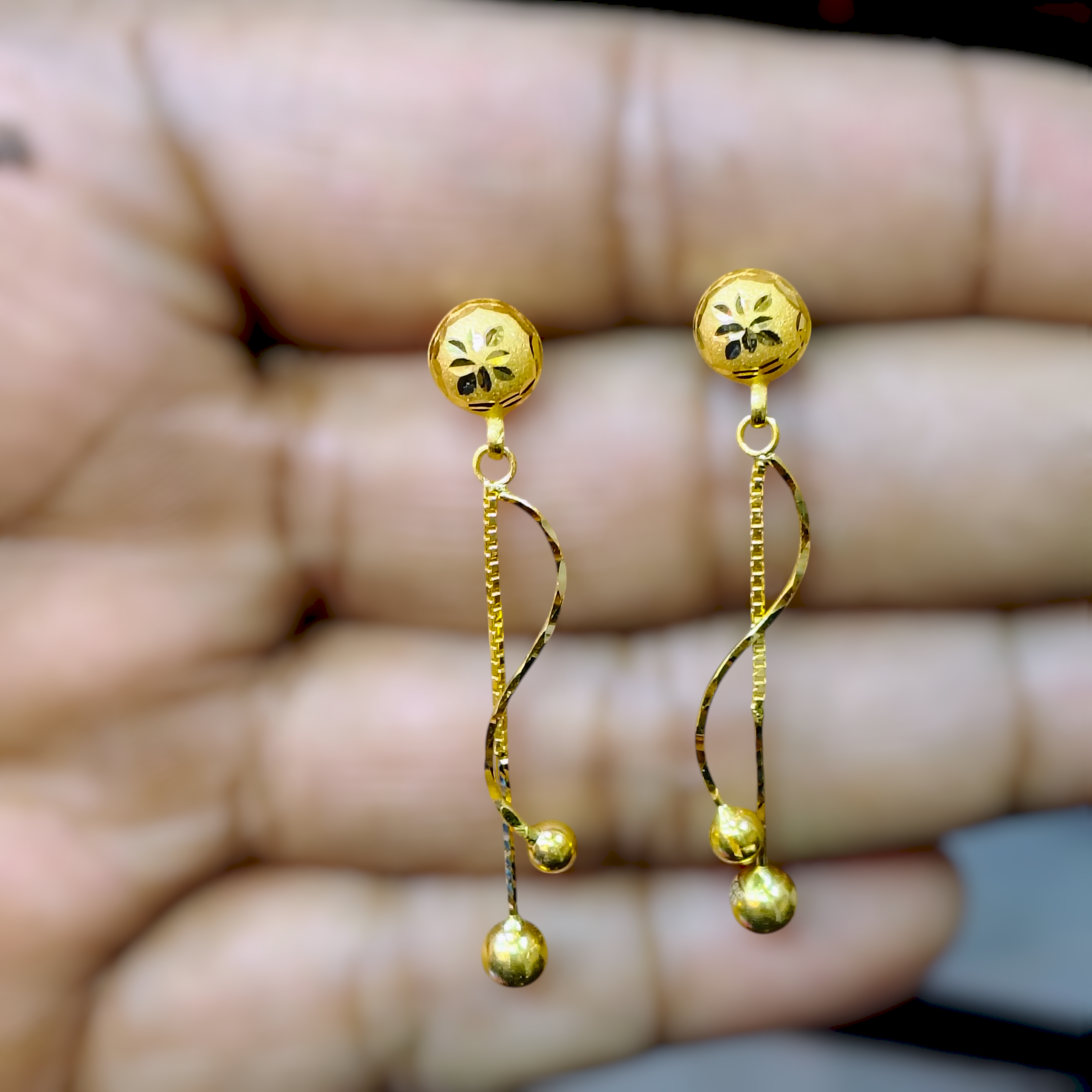 (GER22) TRJ WGT: 1.930 GM APPROX HUID HALLMARK 22KT GOLD EARRINGS 1 PAIR FOR WOMEN.