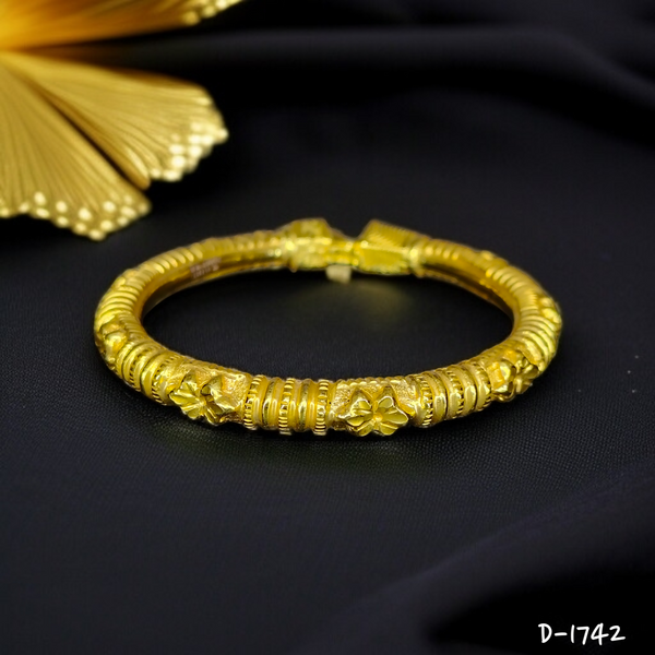 TRJ (SIZE: 26) HALLMARK 22KT GOLD COVERING BALA 1 PIECE APPROX WGT: 3.070 GM WITH XRF BARCODE PURITY CARD FOR WOMEN - (BILL & CARD MANDATORY- FOR EXCHANGE LIFETIME IN STORE ONLY).