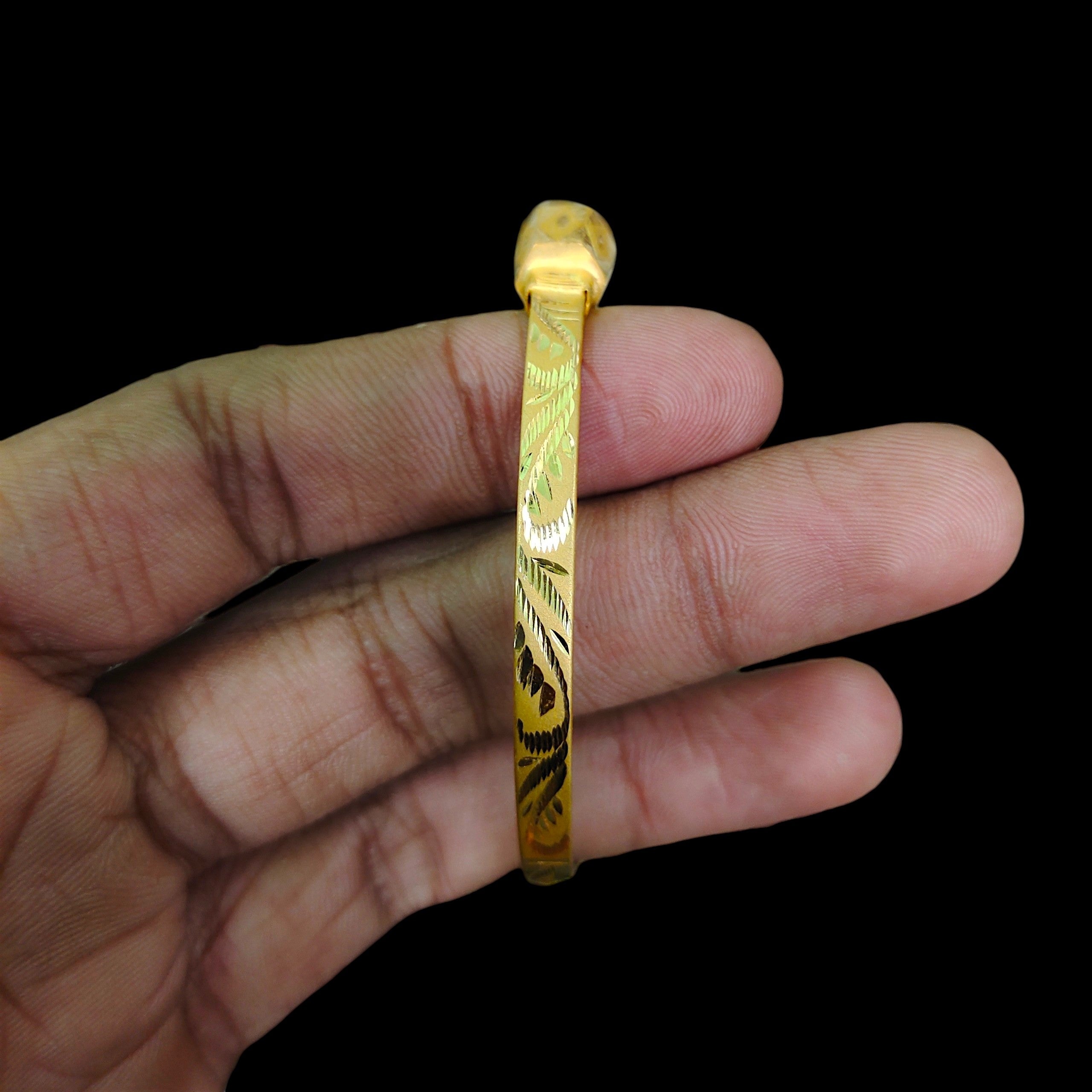GOLD BRACELET NOA- (SIZE: 24) WGT: 5.490 GM APPROX 22KT HUID HALLMARK GOLD NOA BANGLES 1 PIECE.